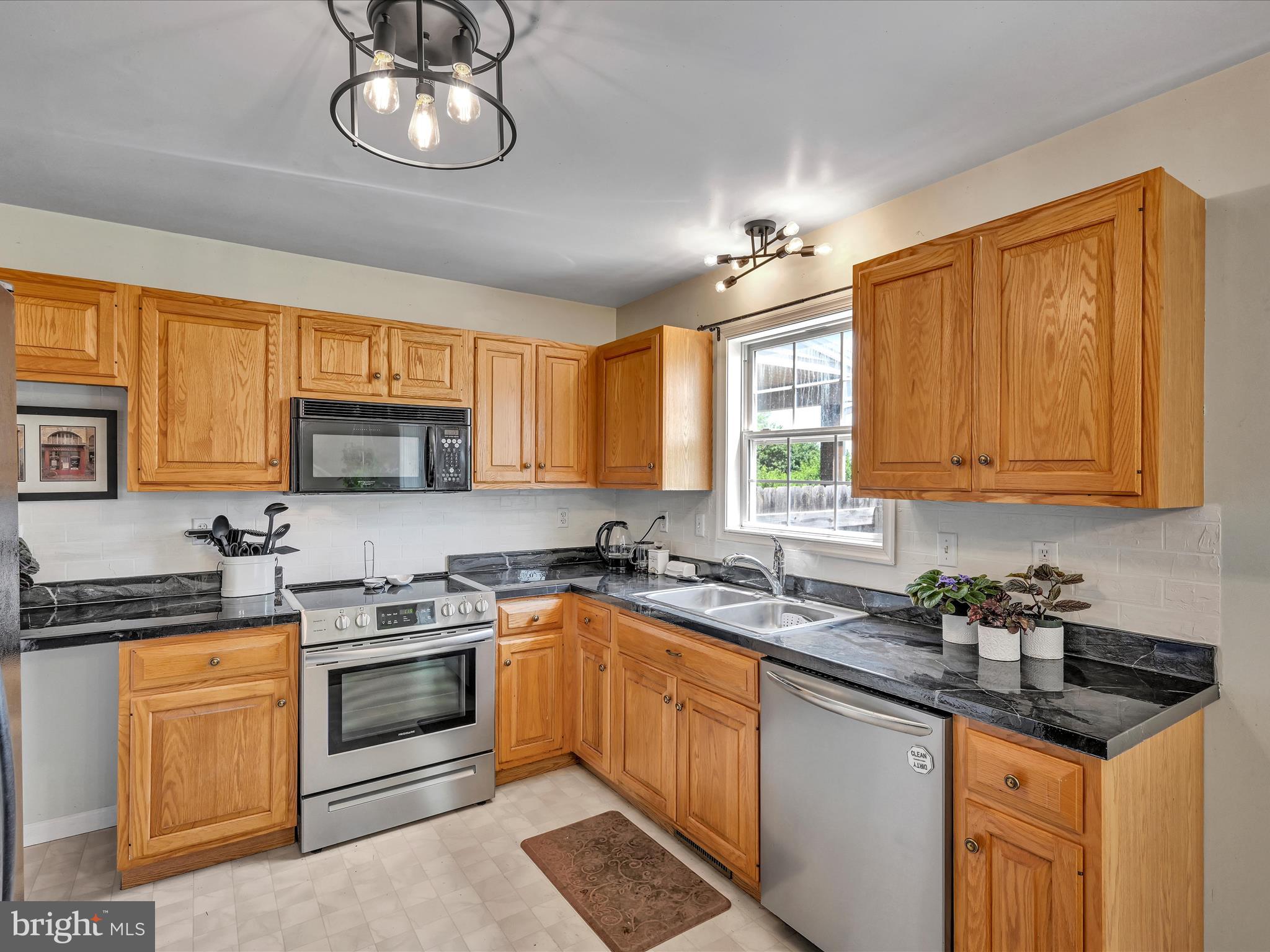 VILLAGE SQUARE MAYTOWN - Residential