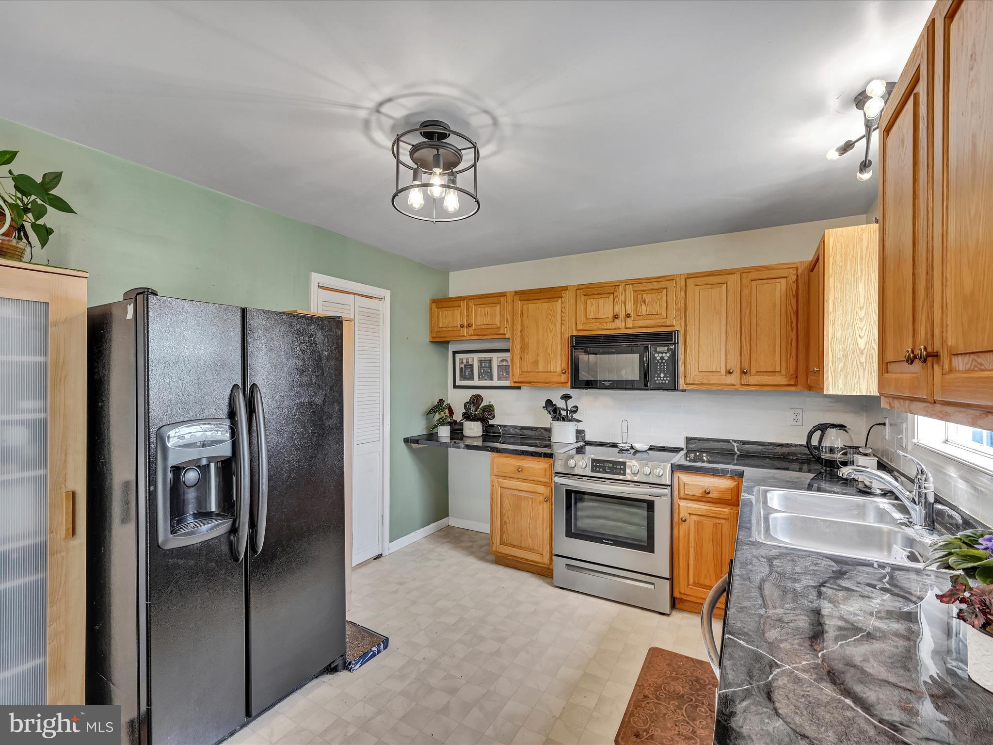 VILLAGE SQUARE MAYTOWN - Residential