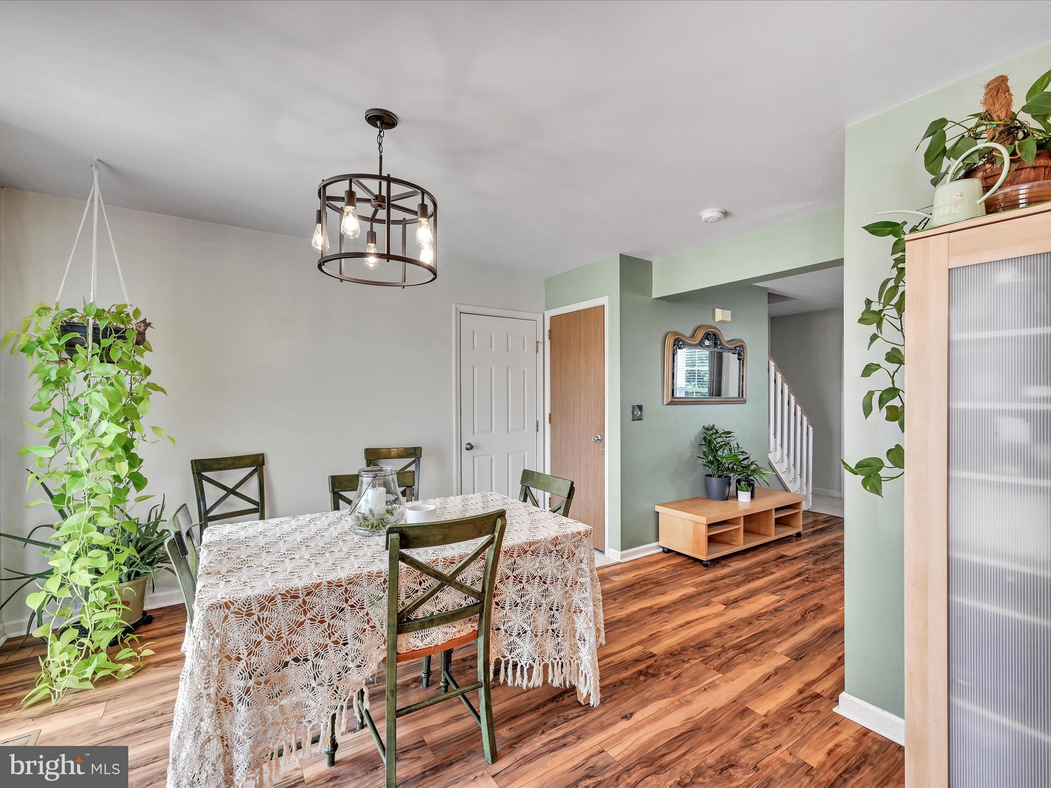 VILLAGE SQUARE MAYTOWN - Residential