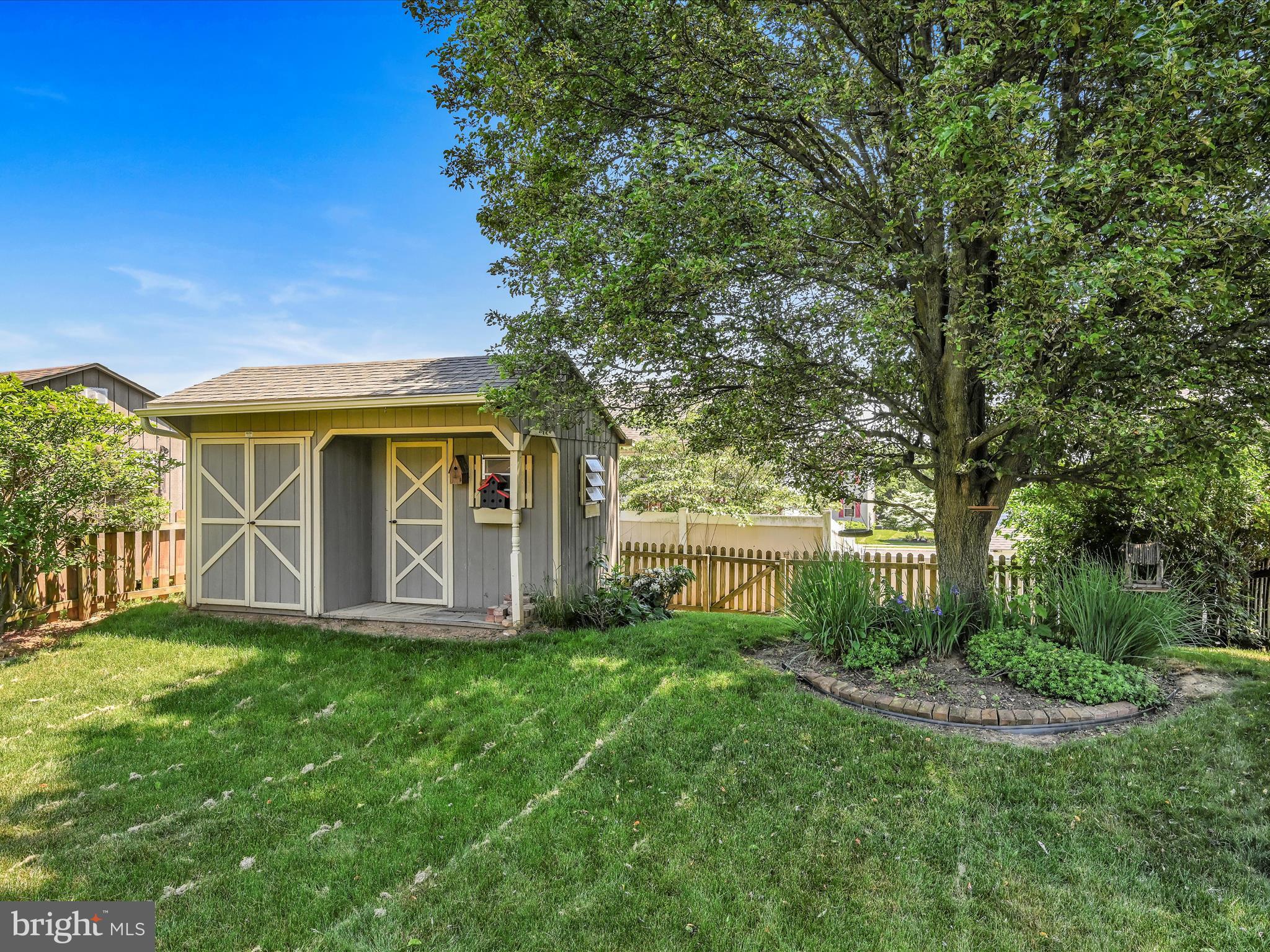 VILLAGE SQUARE MAYTOWN - Residential