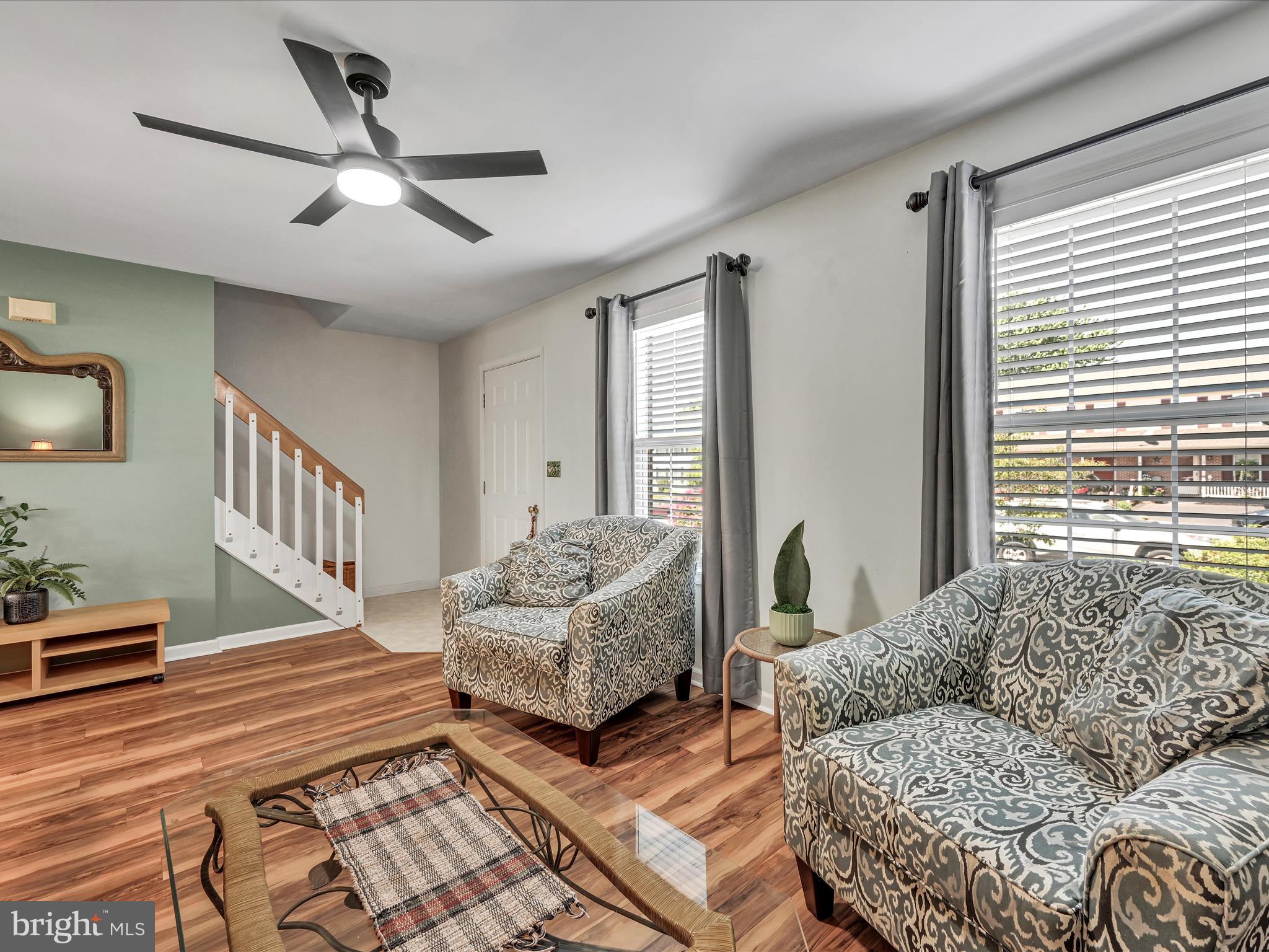 VILLAGE SQUARE MAYTOWN - Residential