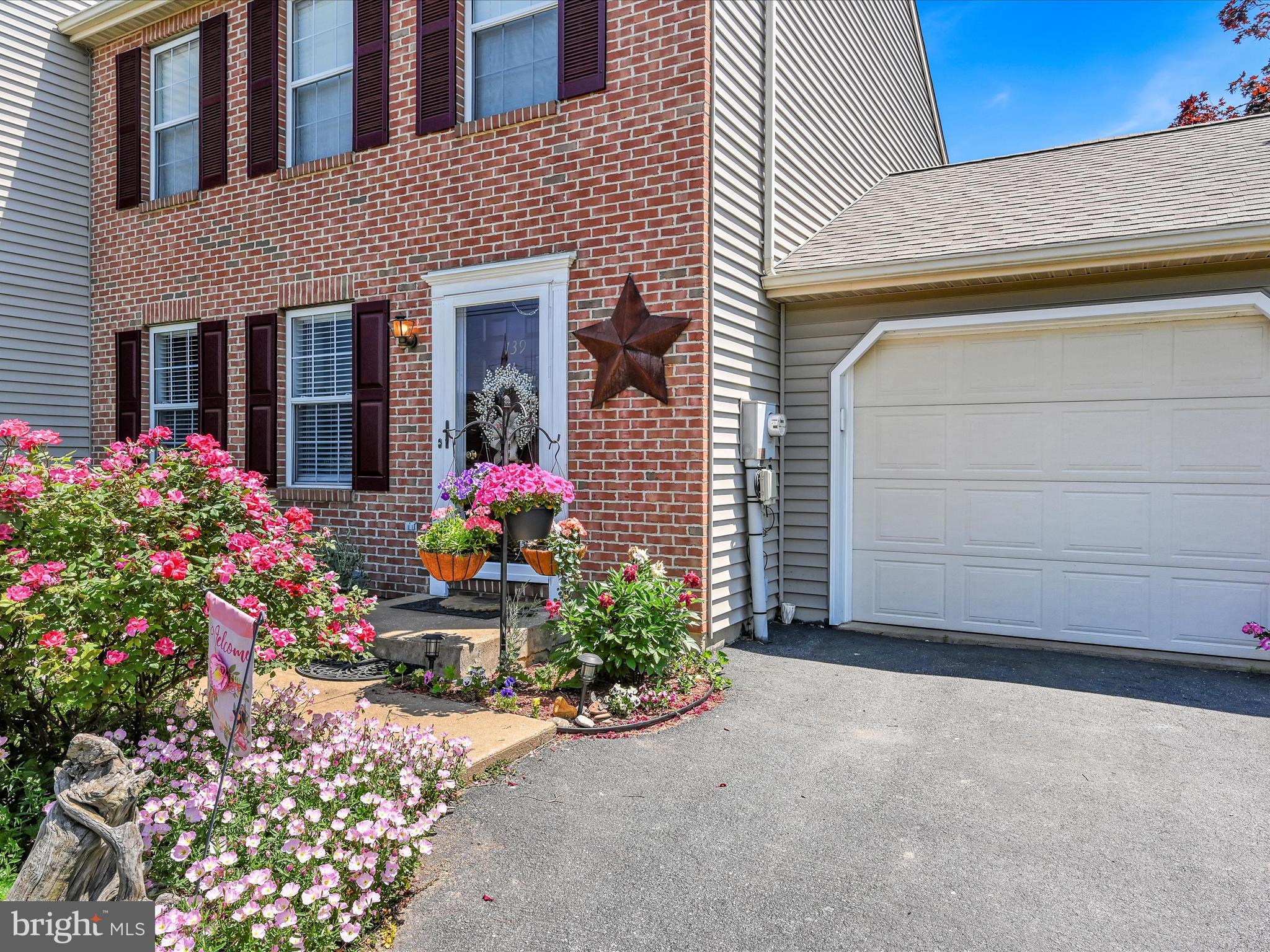 VILLAGE SQUARE MAYTOWN - Residential