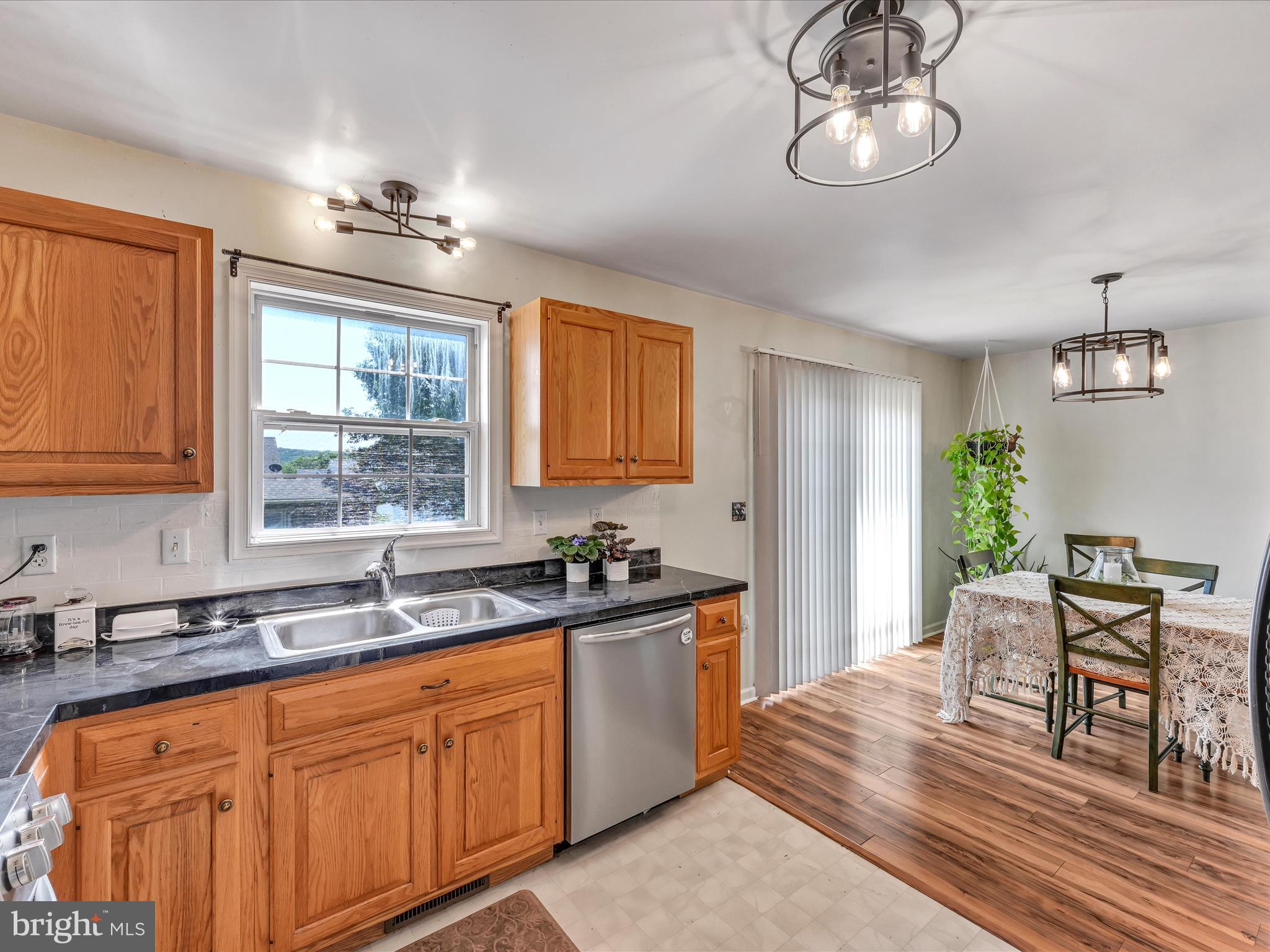 VILLAGE SQUARE MAYTOWN - Residential