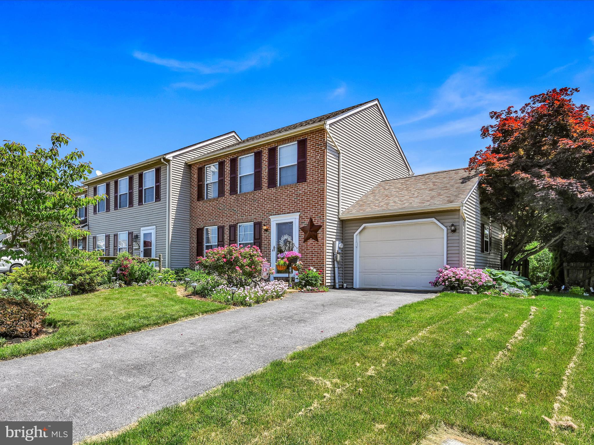 VILLAGE SQUARE MAYTOWN - Residential