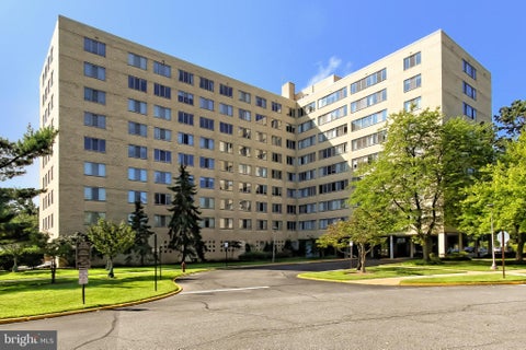 Photo of 6641 Wakefield Drive #702, ALEXANDRIA, VA 22307 (MLS # VAFX2314746)