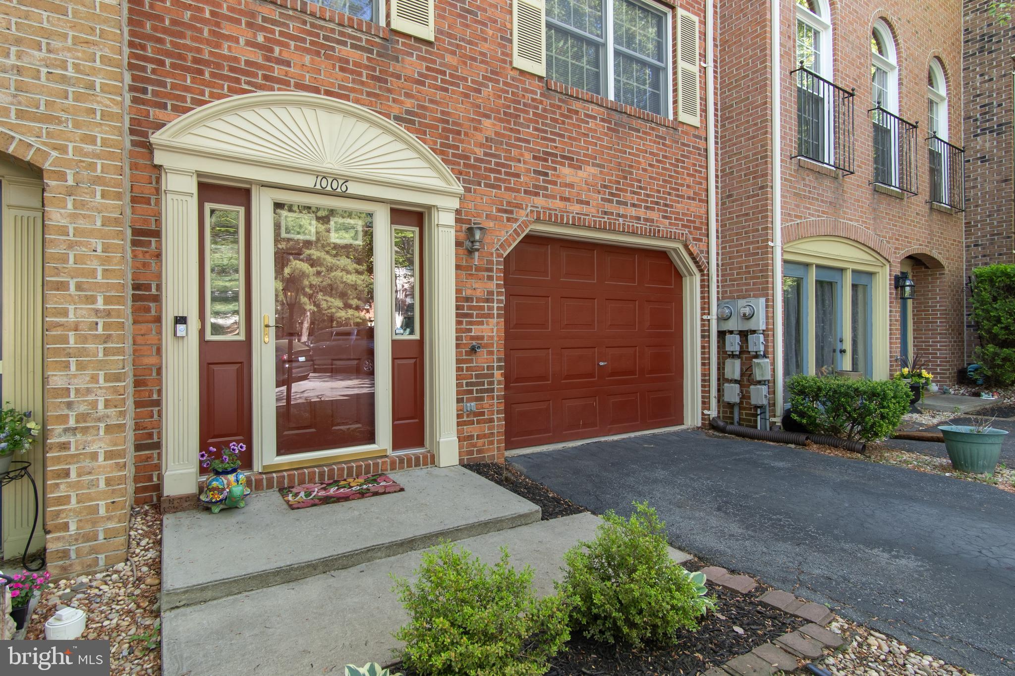 1006 LINDSAY LANE