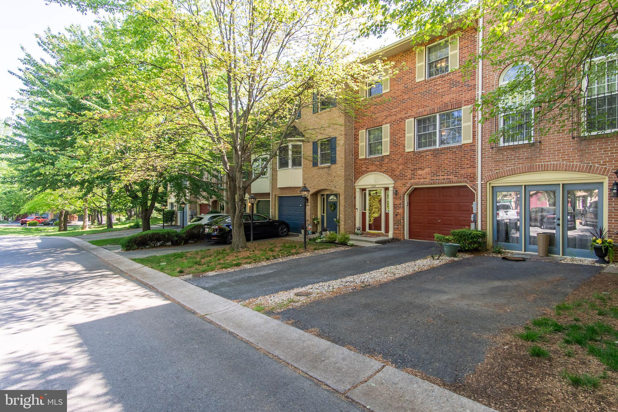1006 LINDSAY LANE