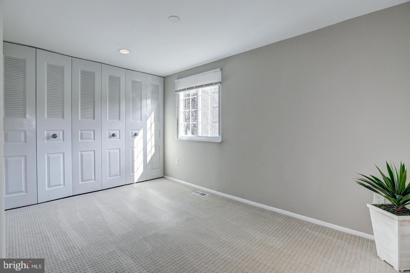 MIDDLEBROOK COMMONS - Residential Lease