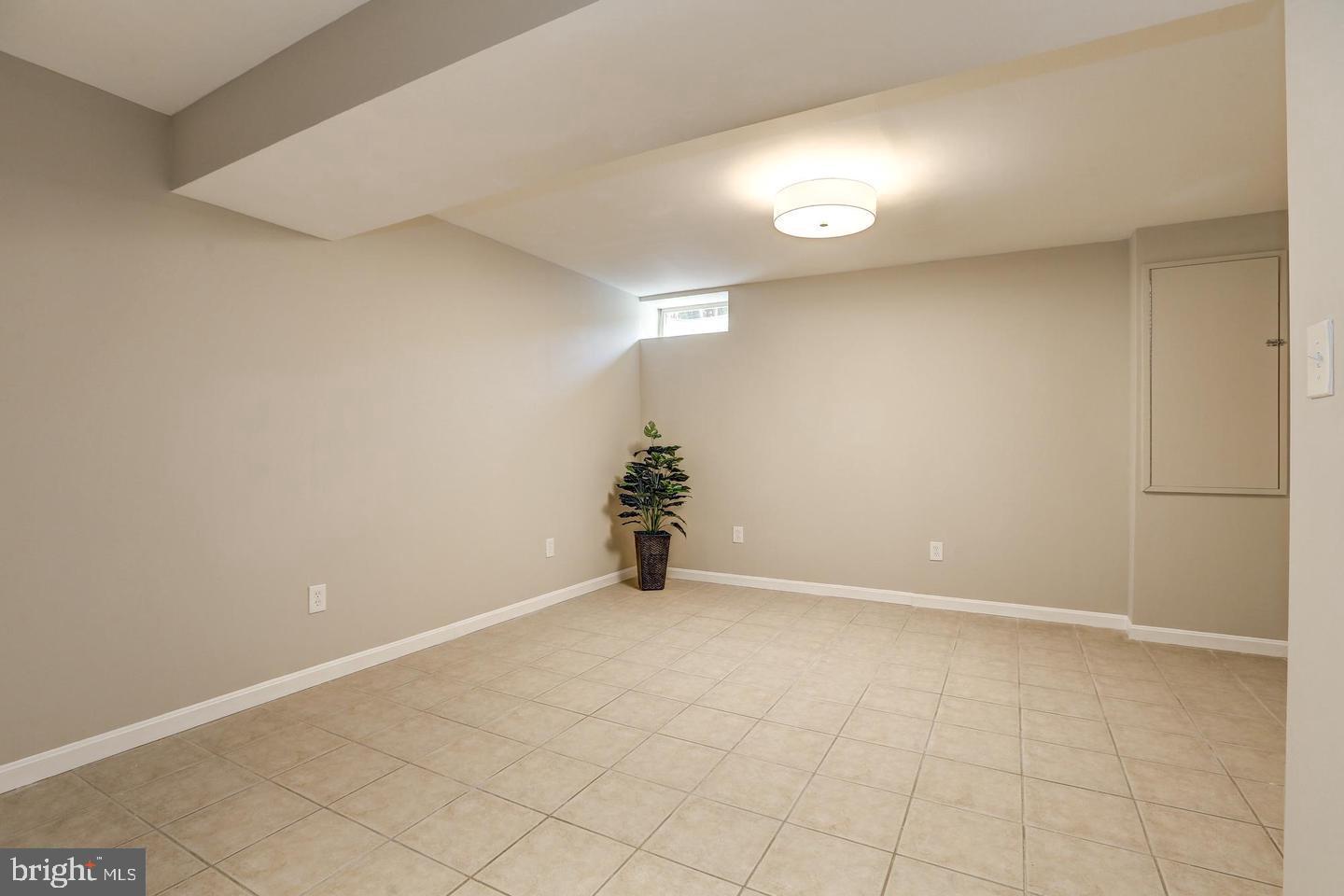 MIDDLEBROOK COMMONS - Residential Lease