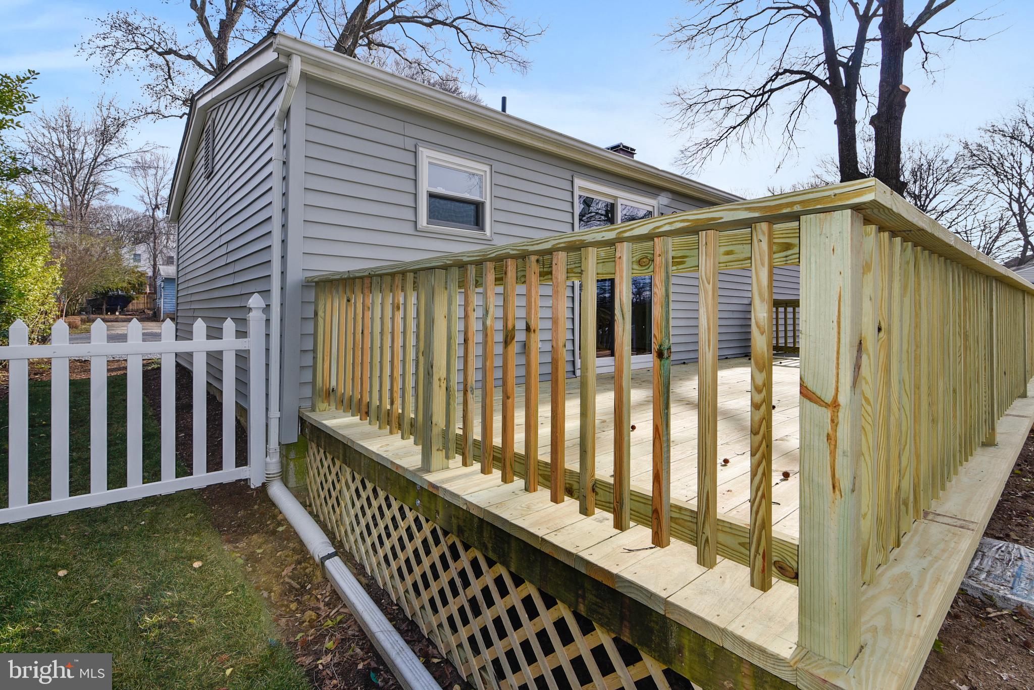 WOODLAND BEACH - Residential