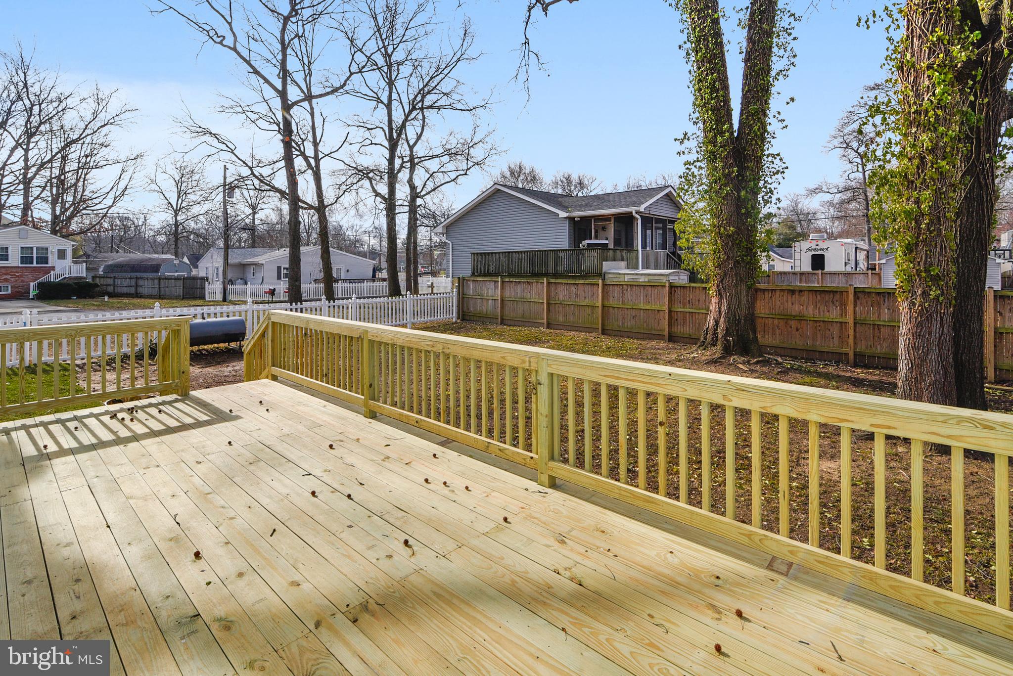 WOODLAND BEACH - Residential