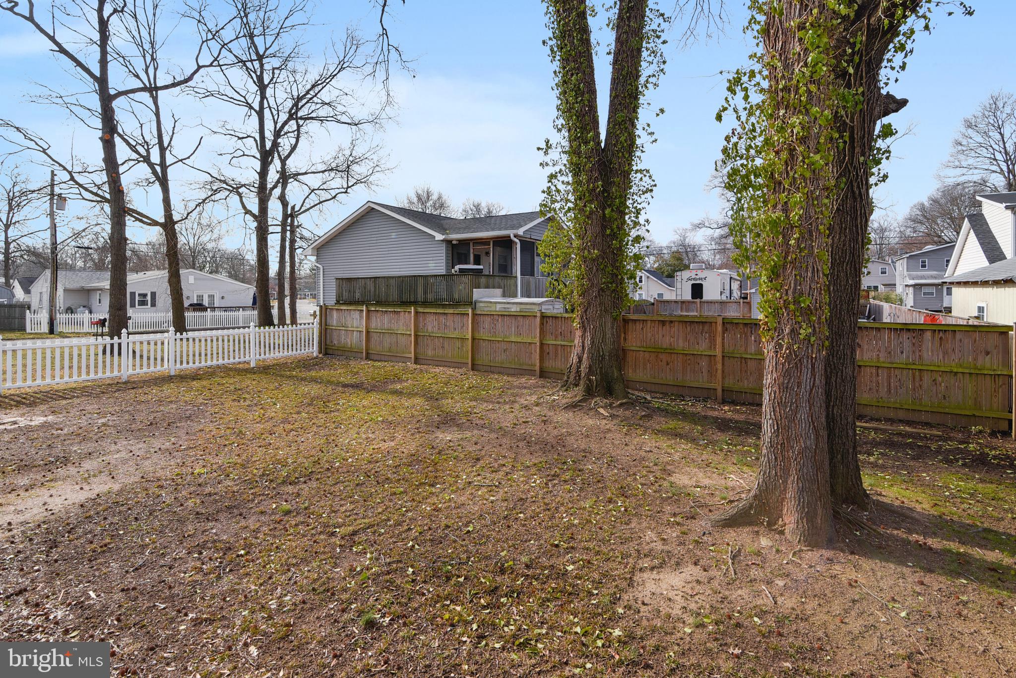 WOODLAND BEACH - Residential