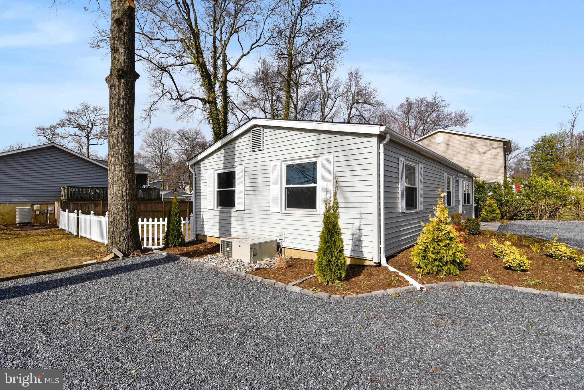 WOODLAND BEACH - Residential