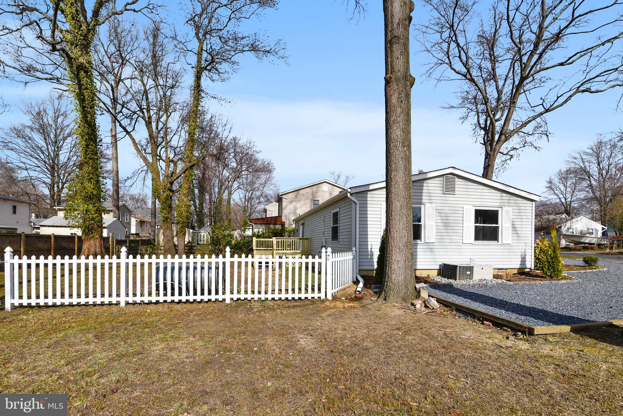 WOODLAND BEACH - Residential