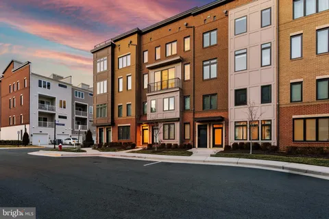 43182 Mongold Square, Ashburn, VA MLS: VALO2115392