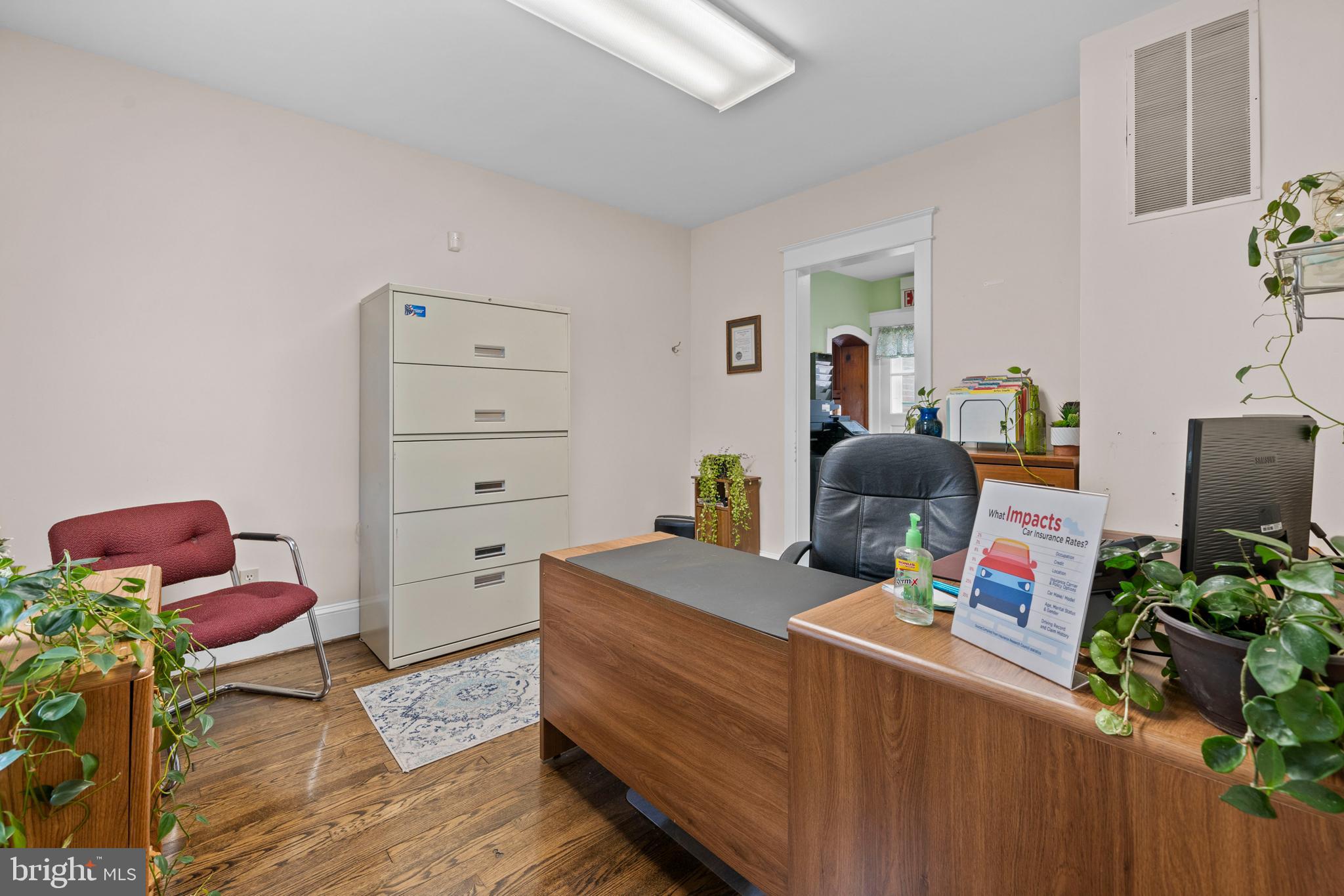 Main image without alt text