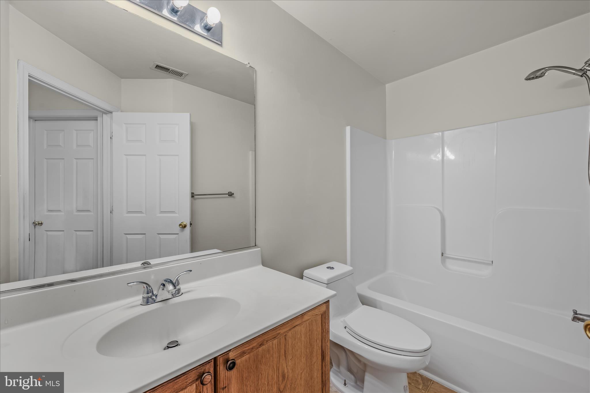 COUNTY GREEN - Residential Lease