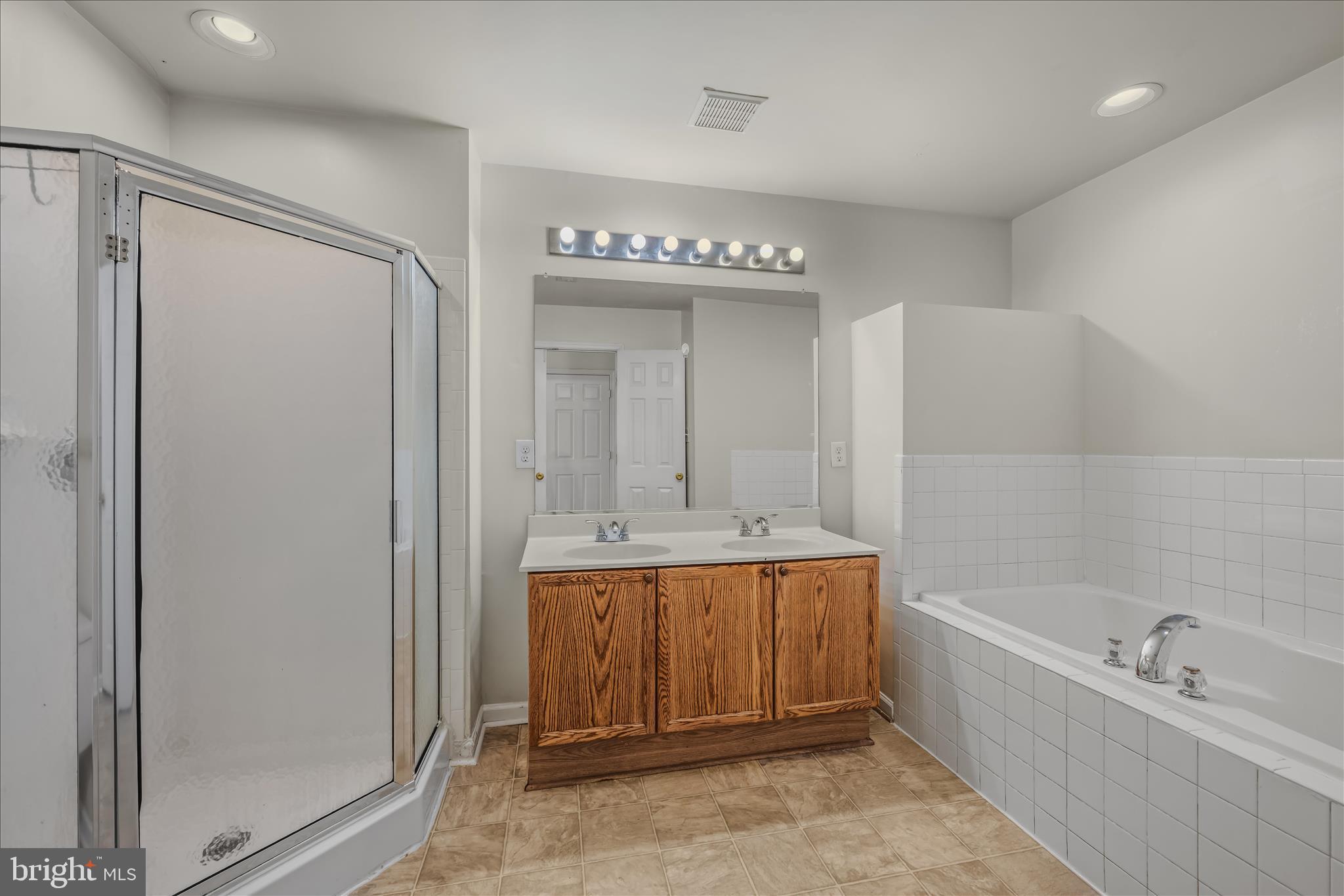 COUNTY GREEN - Residential Lease