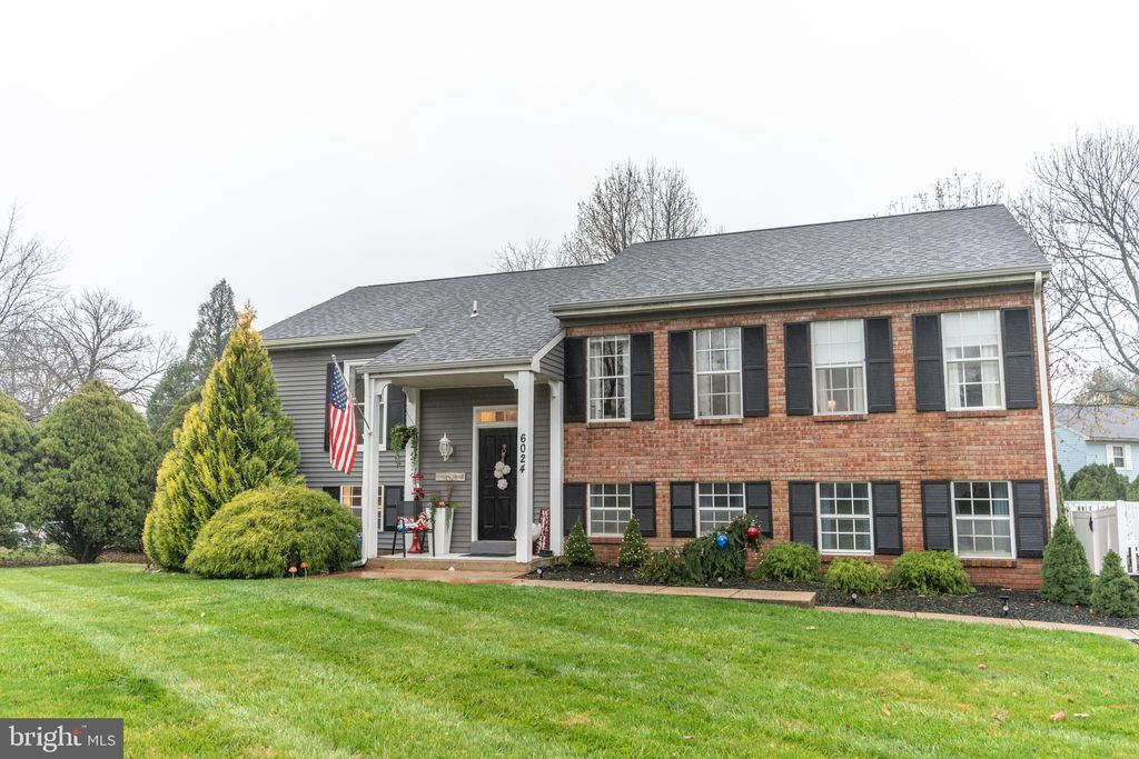 Photo of 6024 PARKSIDE CT, EAST PETERSBURG, PA 17520 (MLS # PALA2028296)
