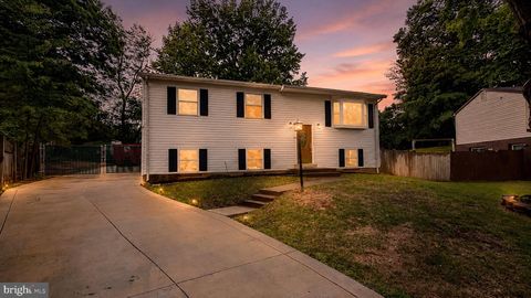 Photo of 5303 Macwood Drive, WOODBRIDGE, VA 22193 (MLS # VAPW2120802)