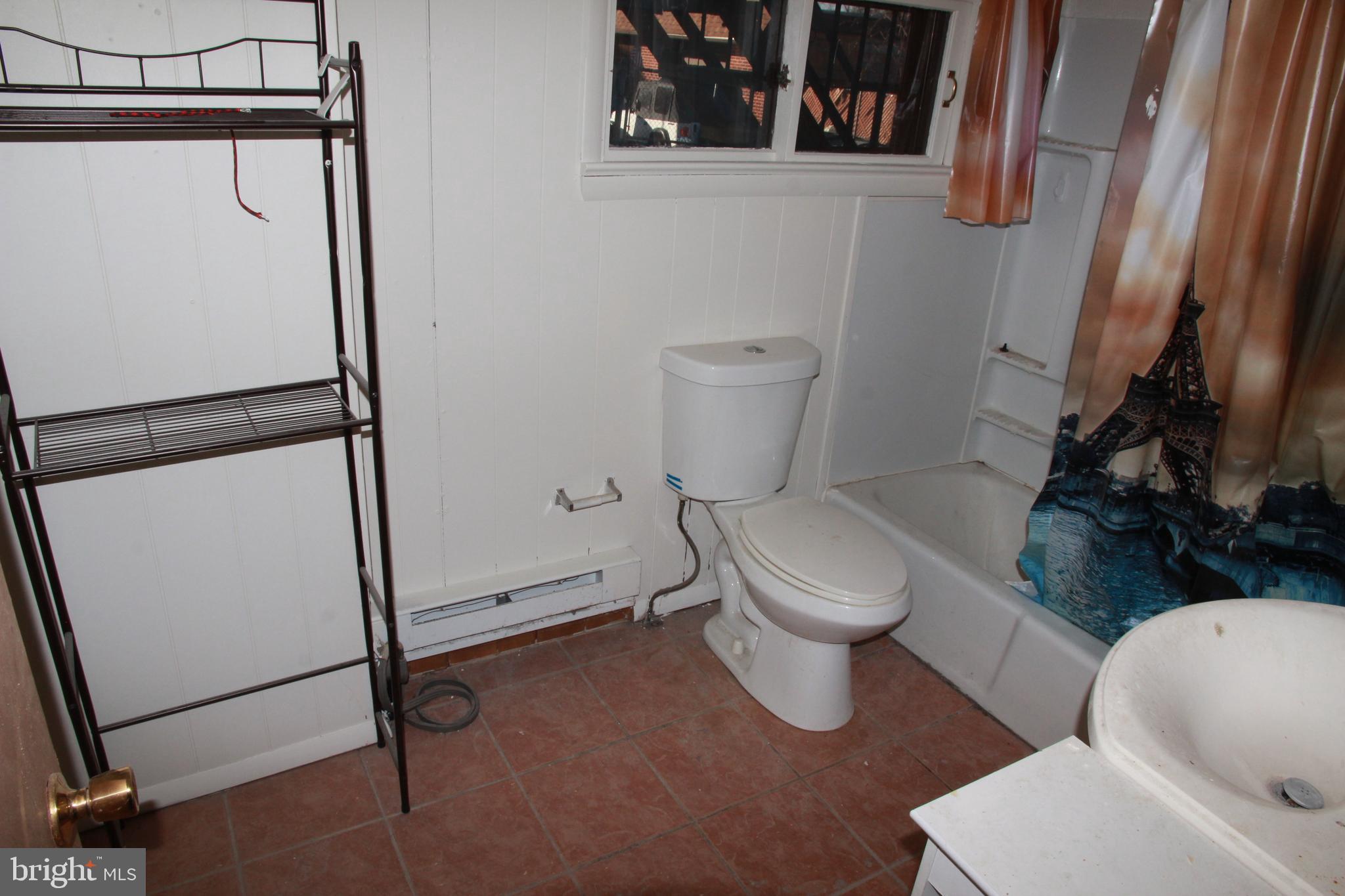 COMMONS OF MIDDLET - Residential Lease