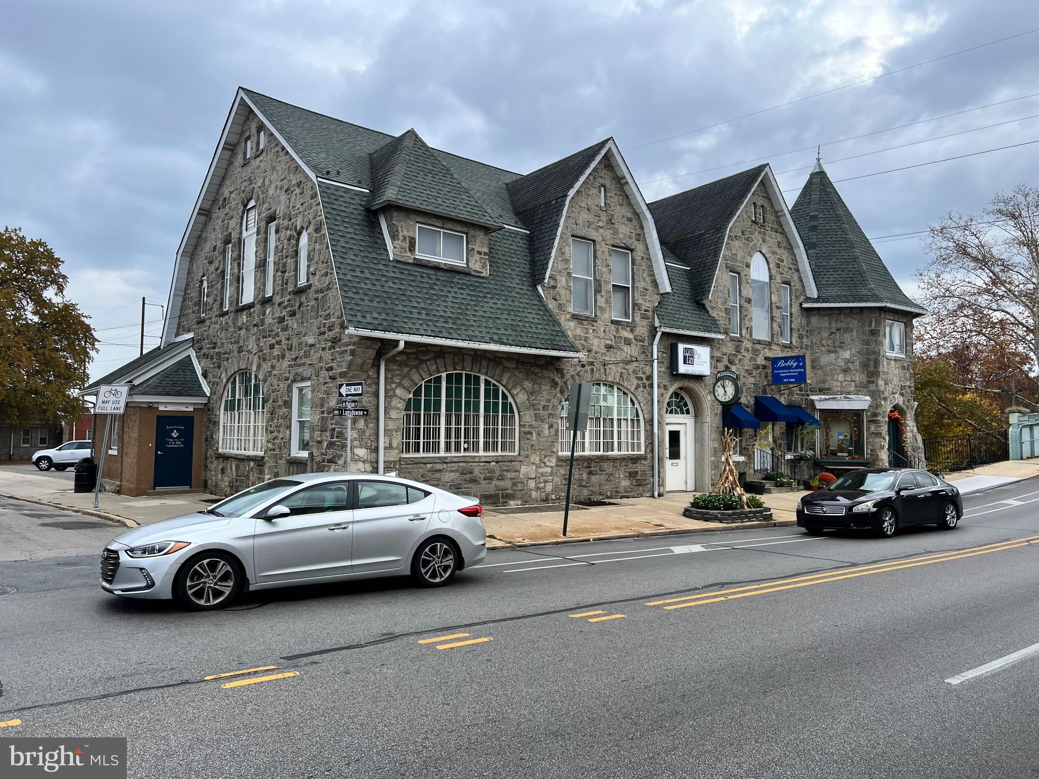 Main image without alt text