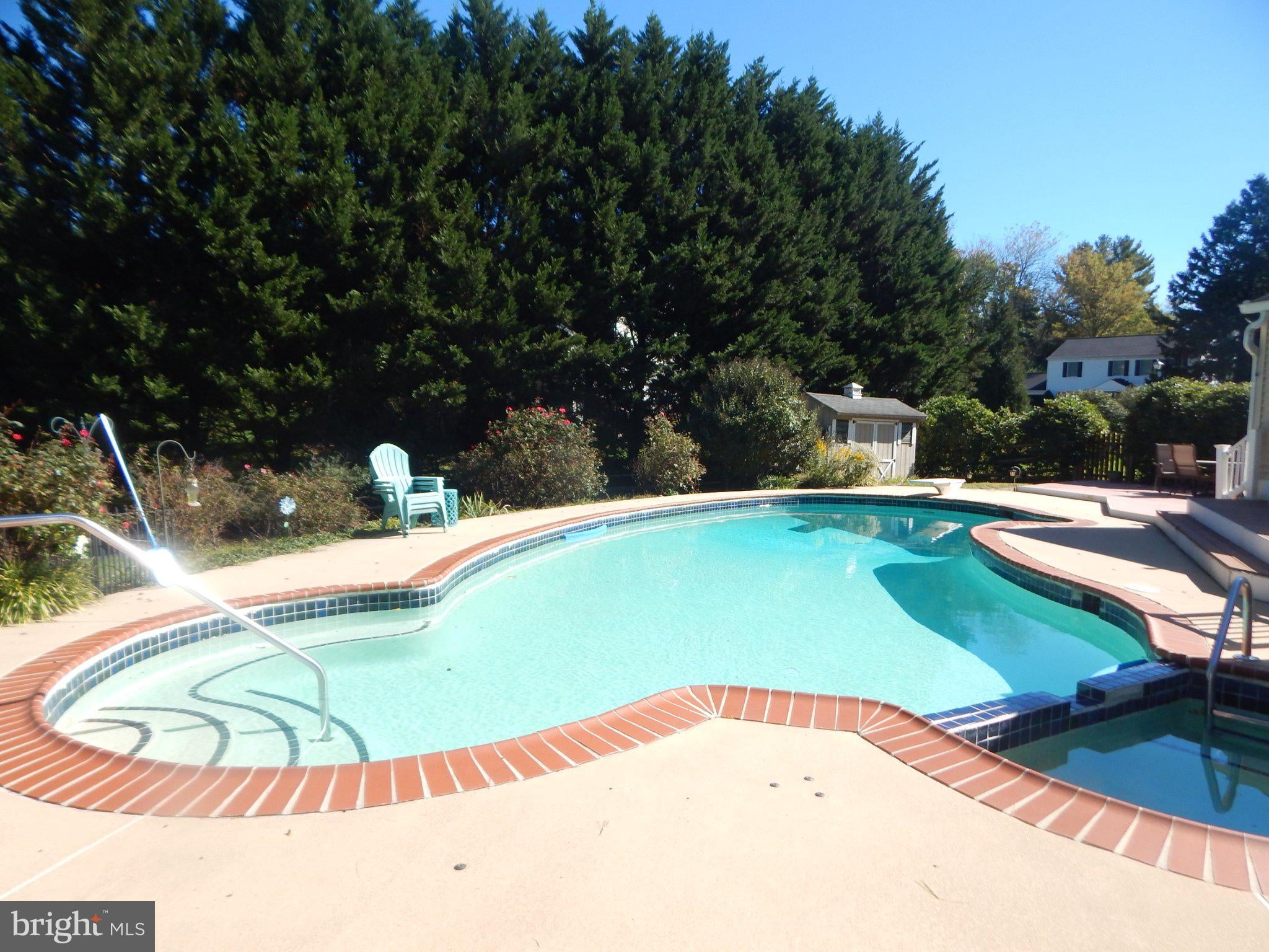 2 TRELAWNY COURT