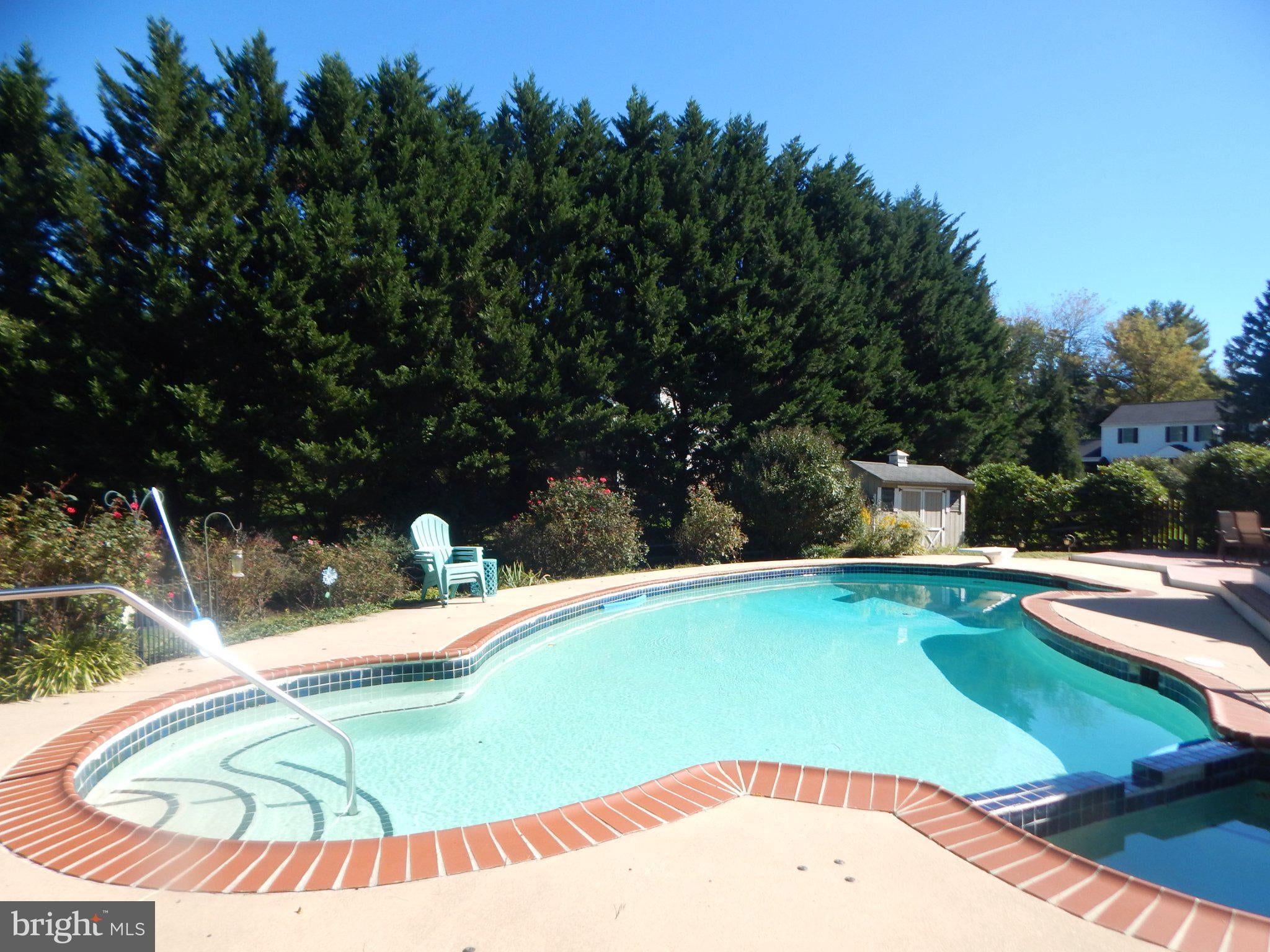 2 TRELAWNY COURT