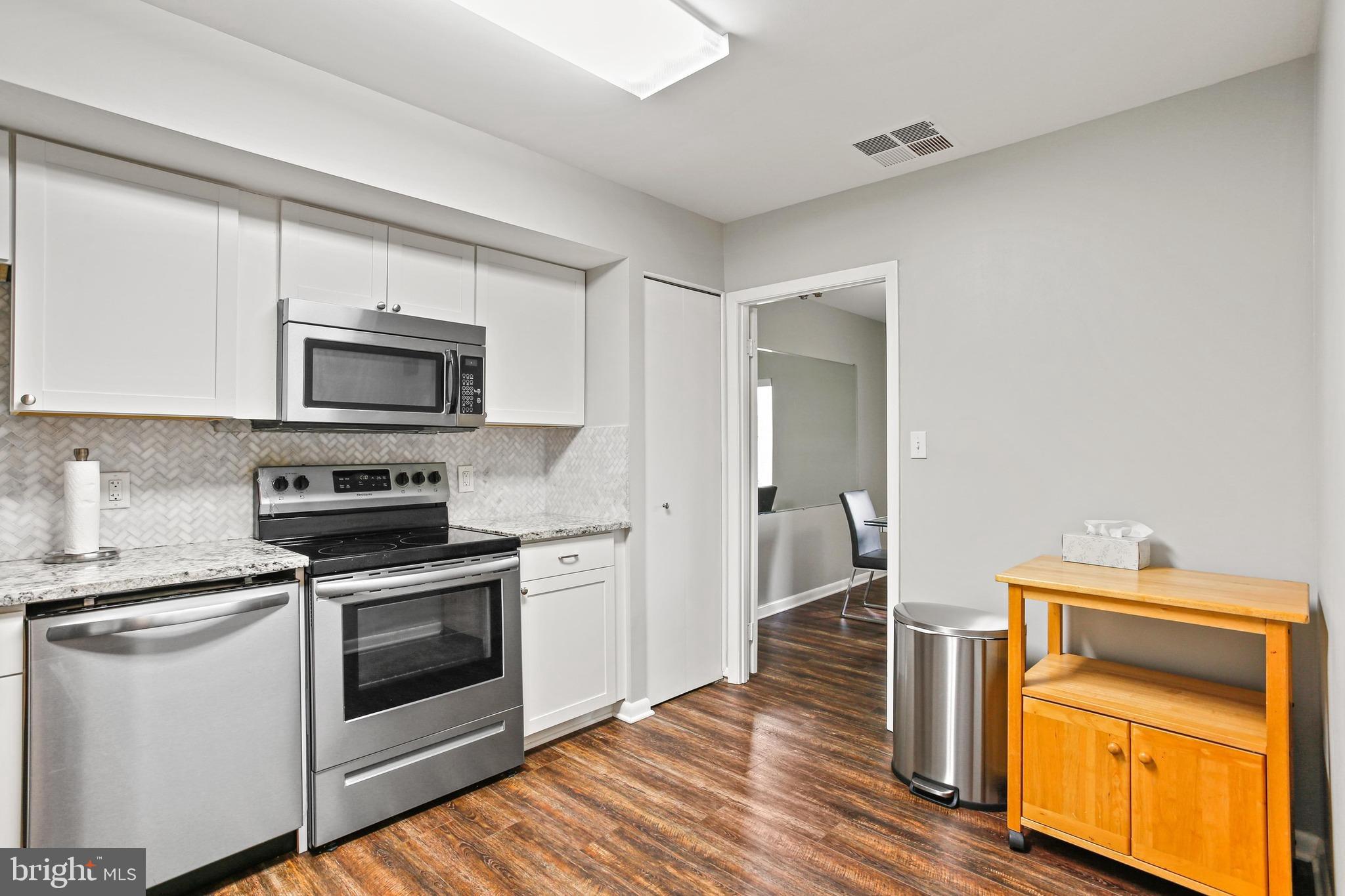 4 CANDLEMAKER COURT 301