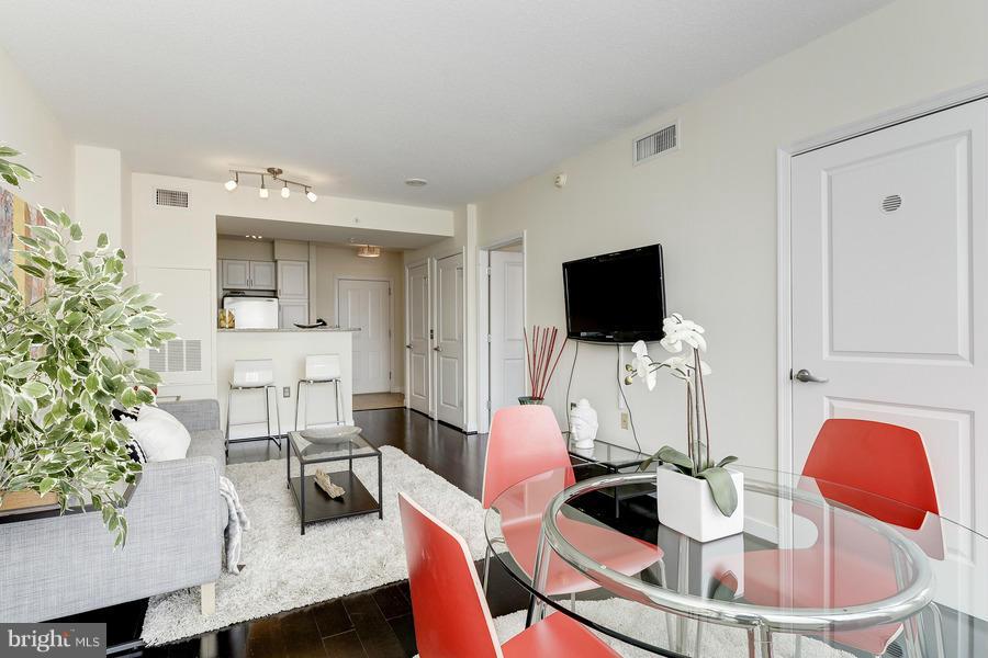 555 MASSACHUSETTS AVENUE NW 806