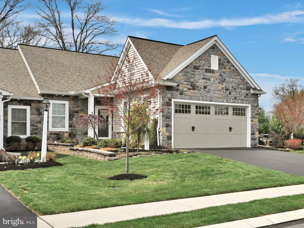 Photo of 300 ENGLISH IVY DR, LITITZ, PA 17543 (MLS # PALA2033182)