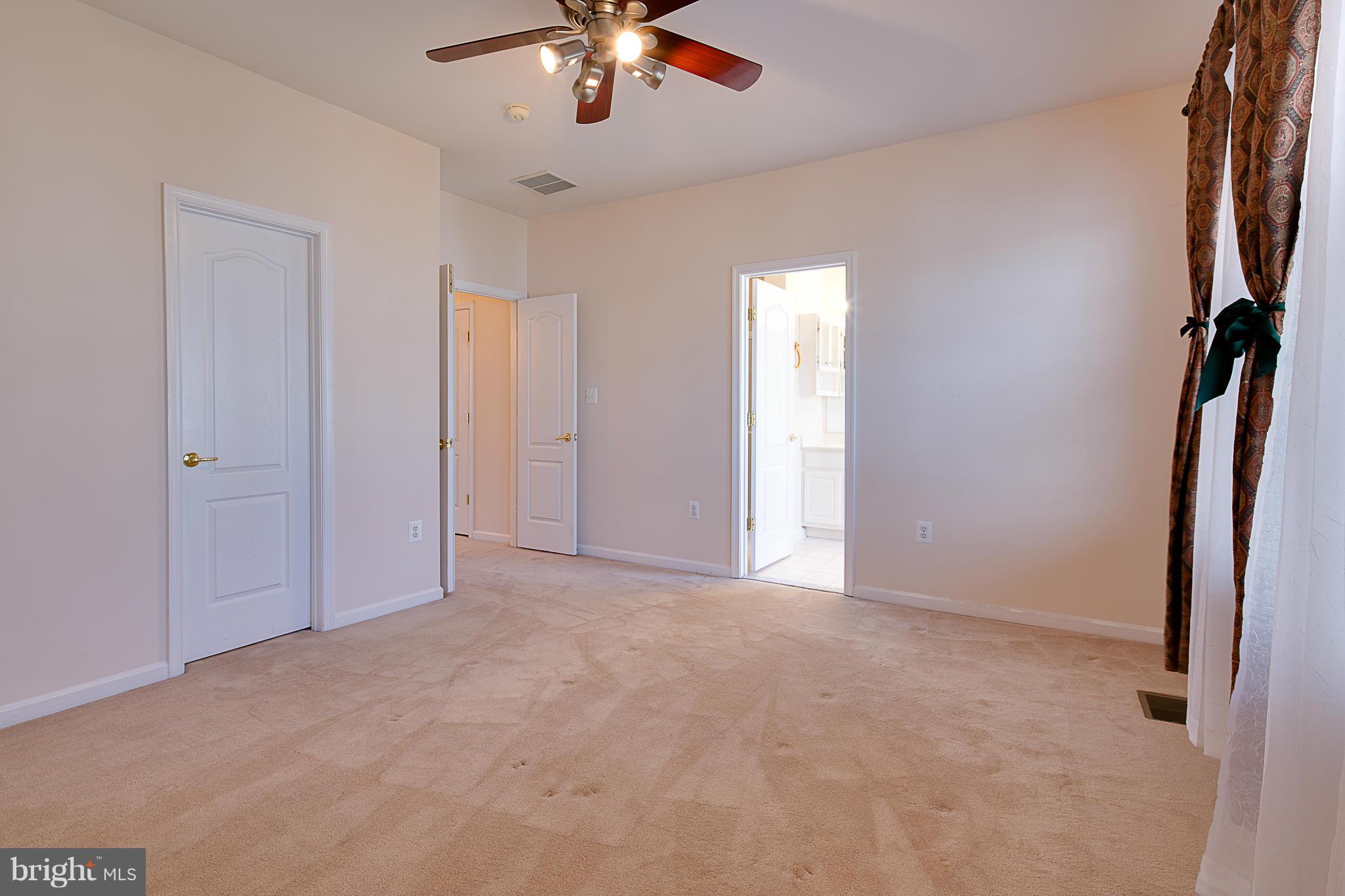 AUTUMN CHASE HUNT - Residential