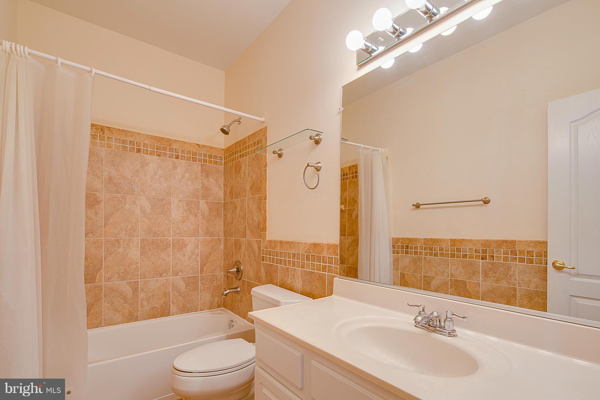 AUTUMN CHASE HUNT - Residential