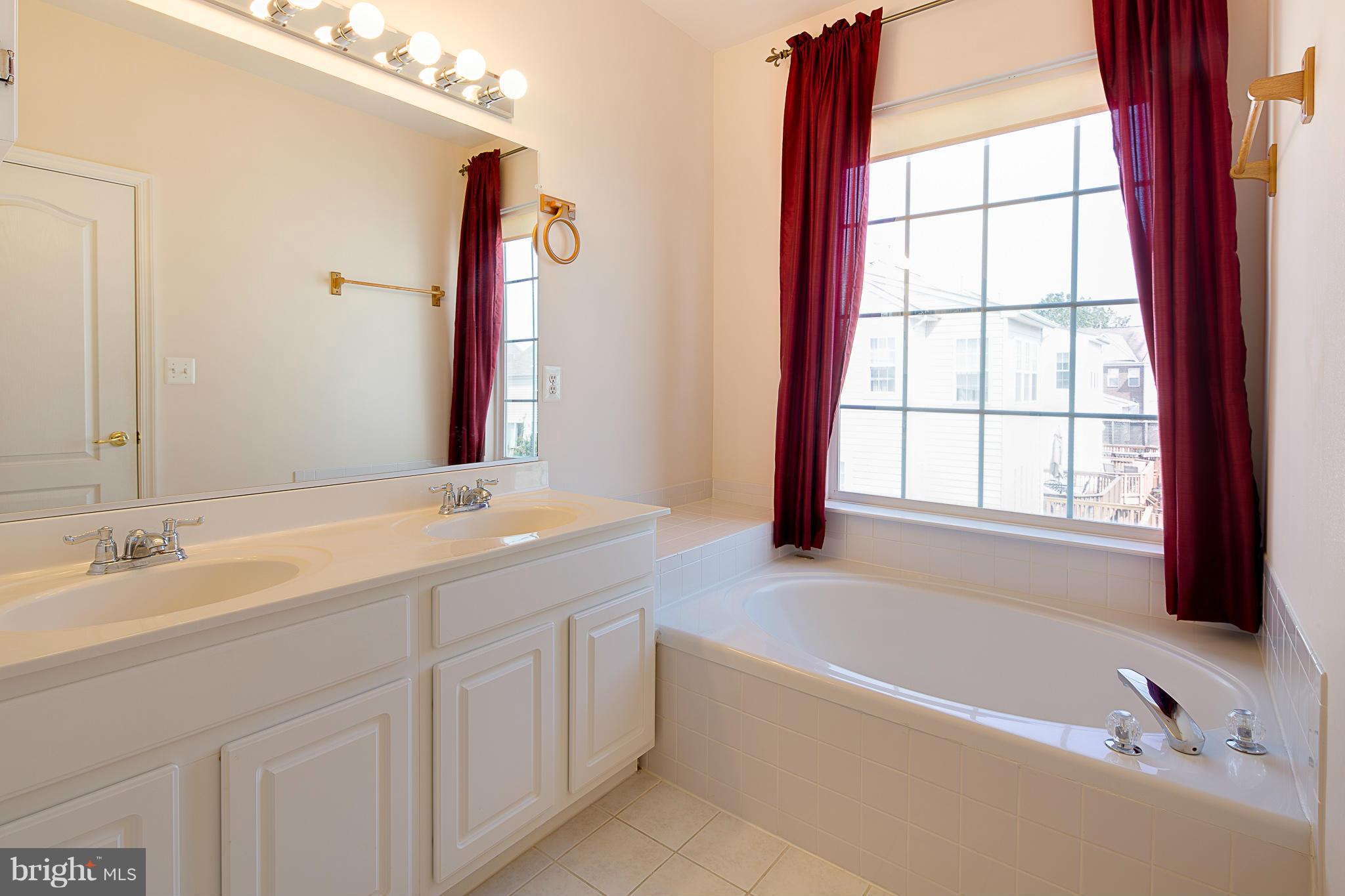 AUTUMN CHASE HUNT - Residential