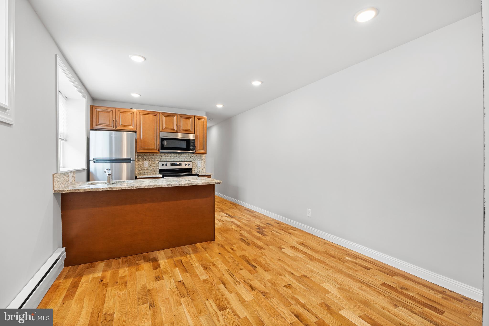 TACONY - Commercial Sale