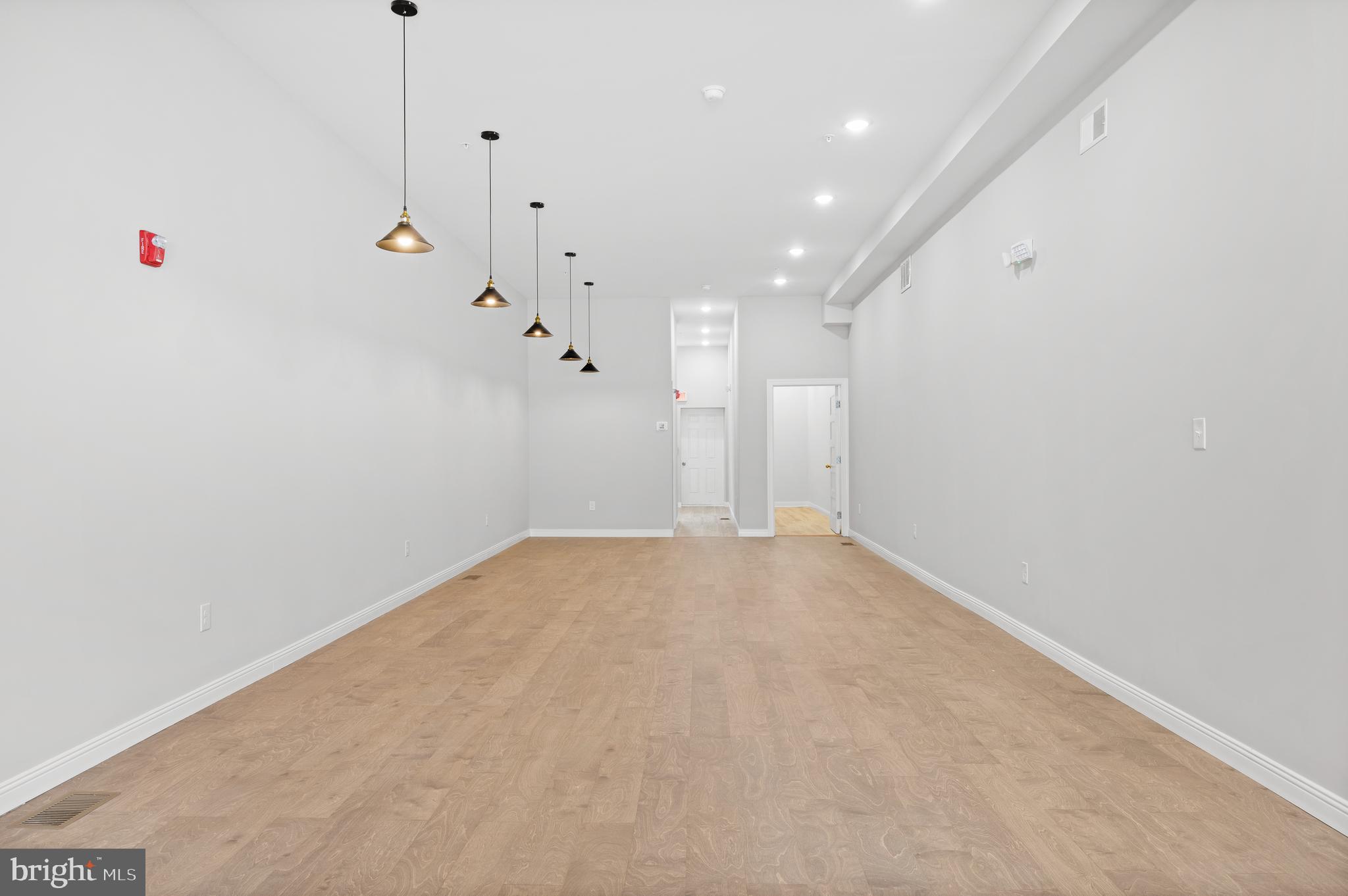 TACONY - Commercial Sale