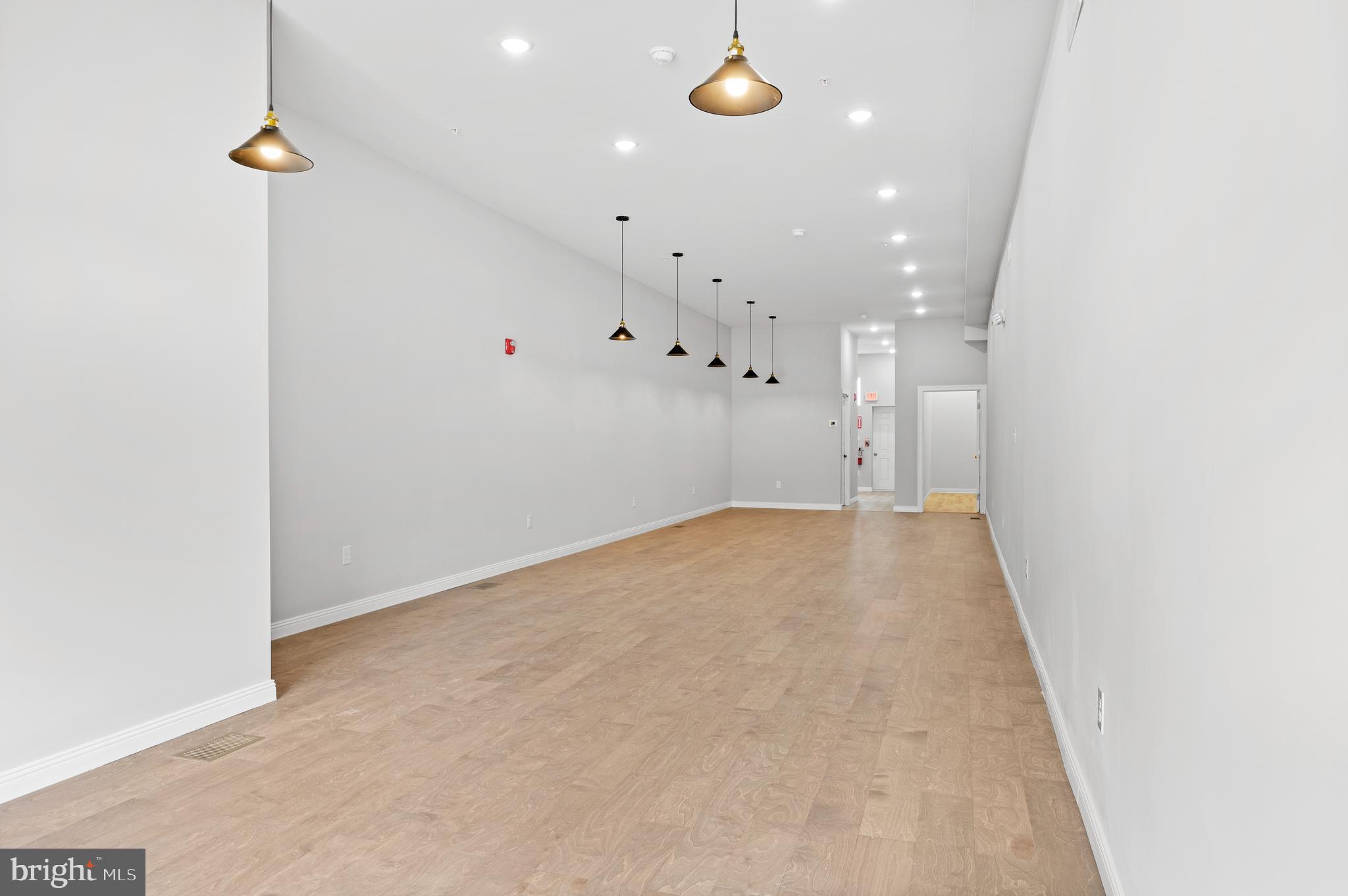 TACONY - Commercial Sale