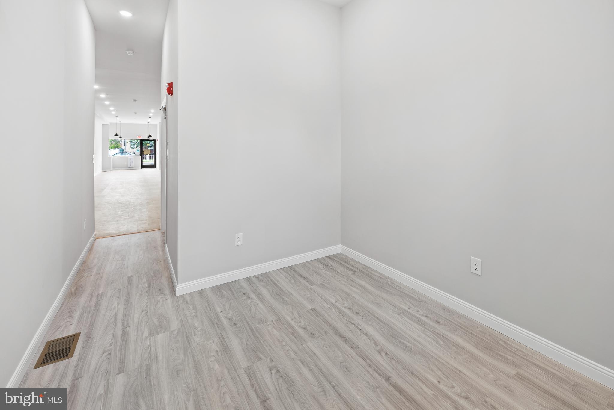 TACONY - Commercial Sale