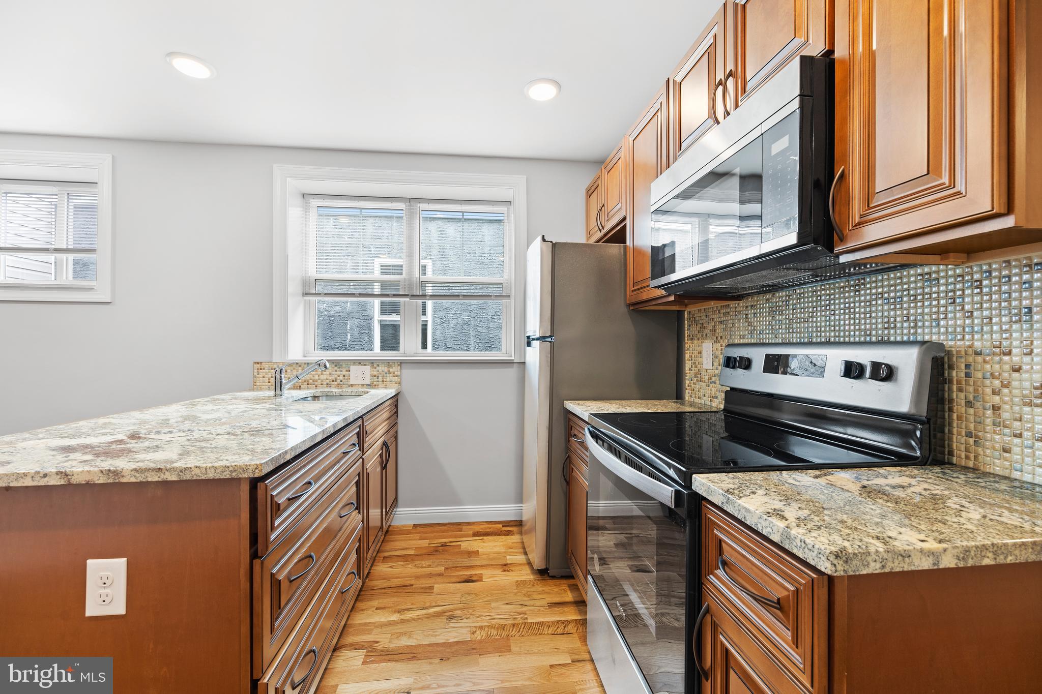 TACONY - Commercial Sale