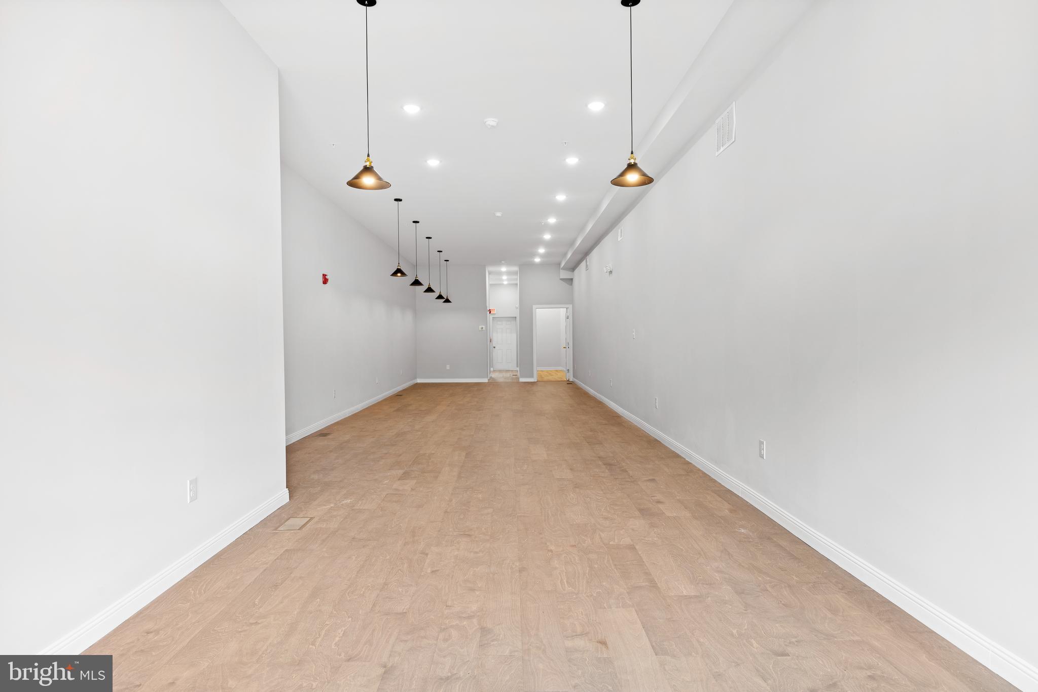 TACONY - Commercial Sale