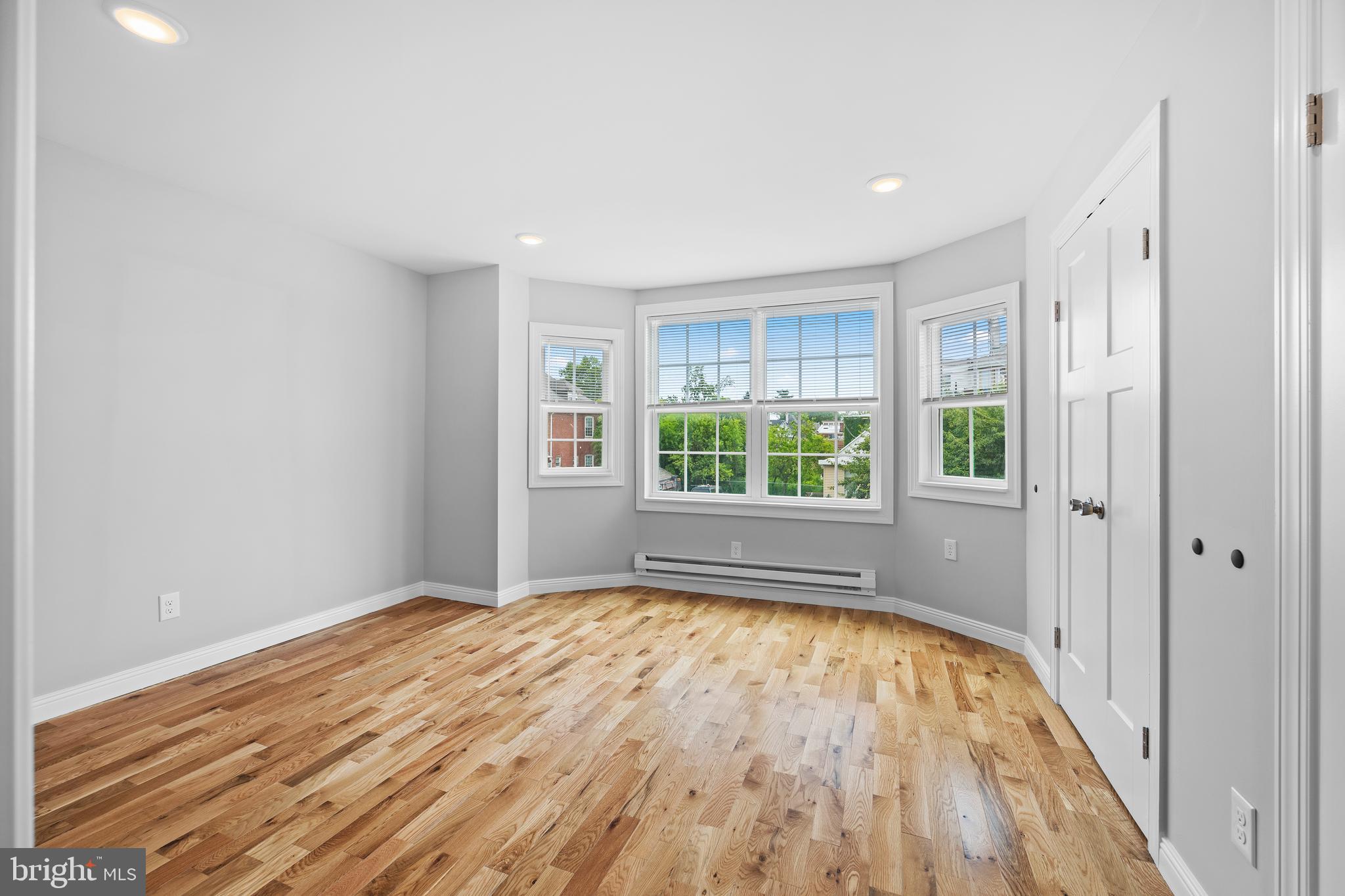 TACONY - Commercial Sale