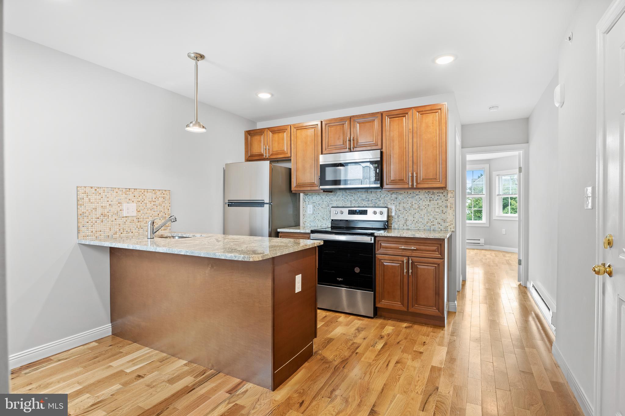 TACONY - Commercial Sale