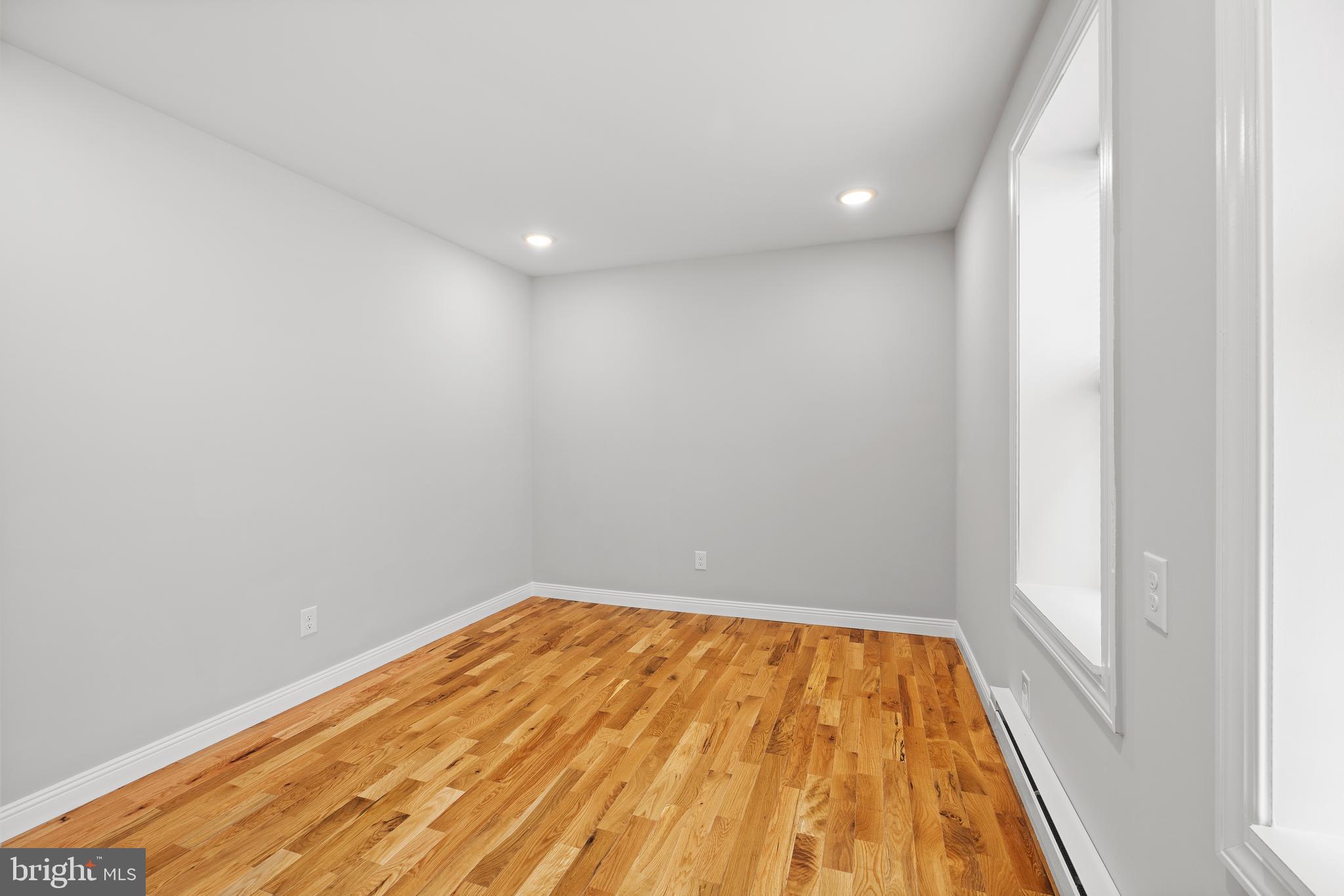 TACONY - Commercial Sale