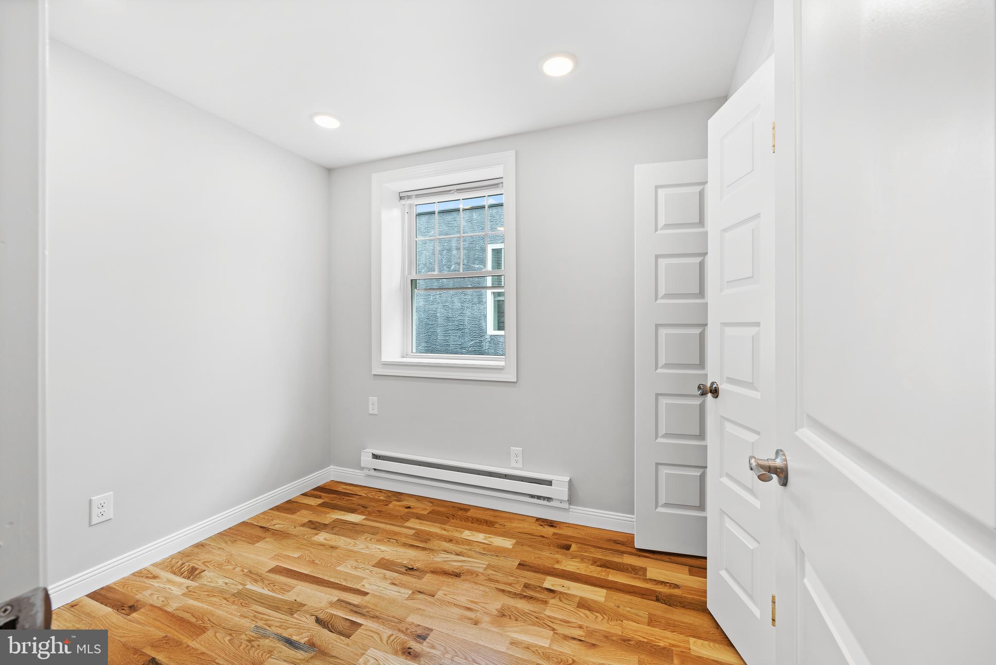 TACONY - Commercial Sale