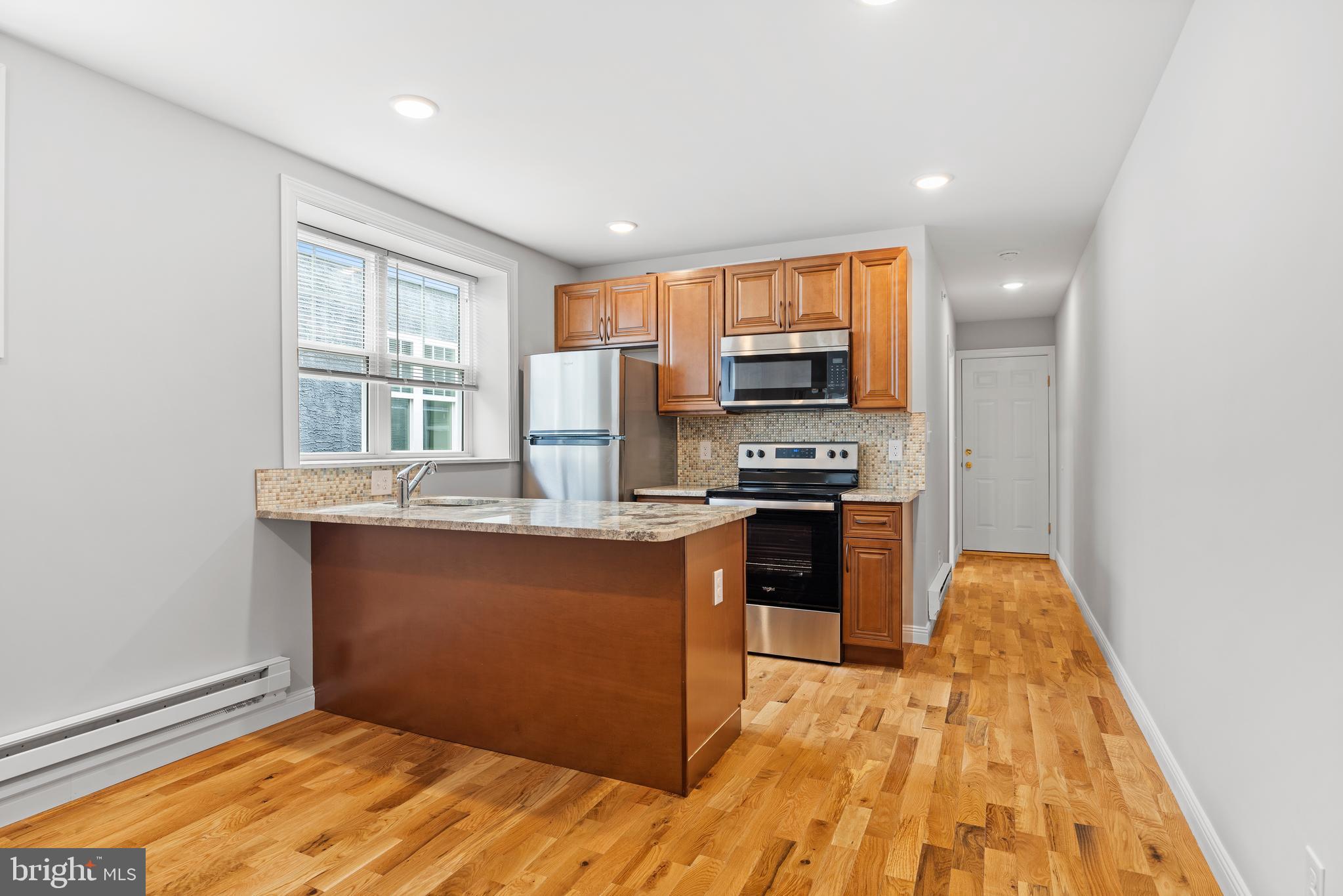 TACONY - Commercial Sale