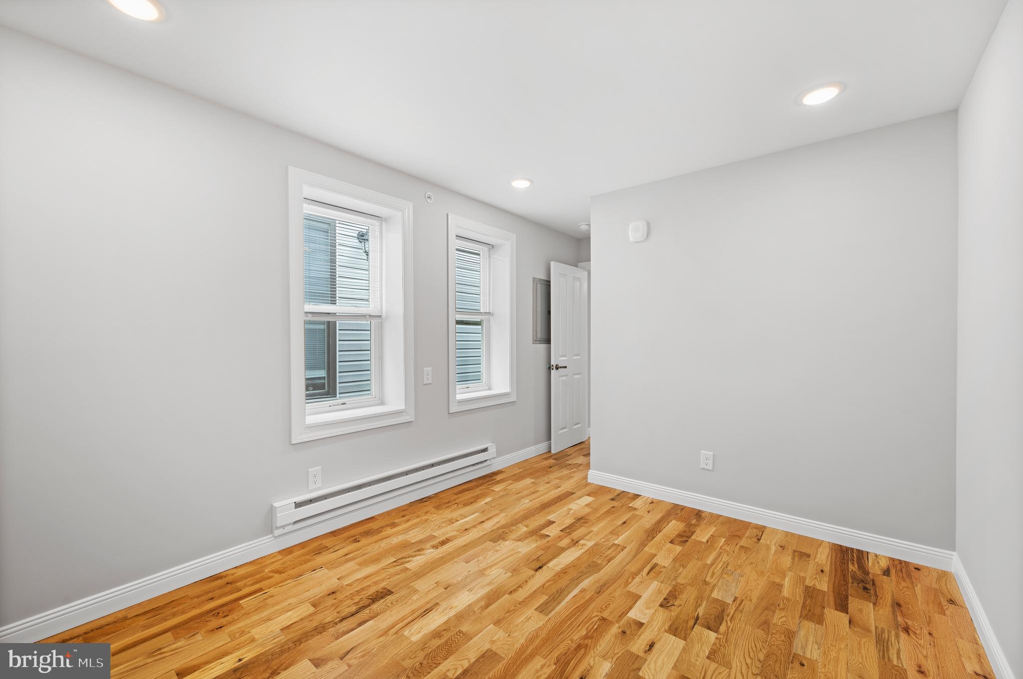 TACONY - Commercial Sale