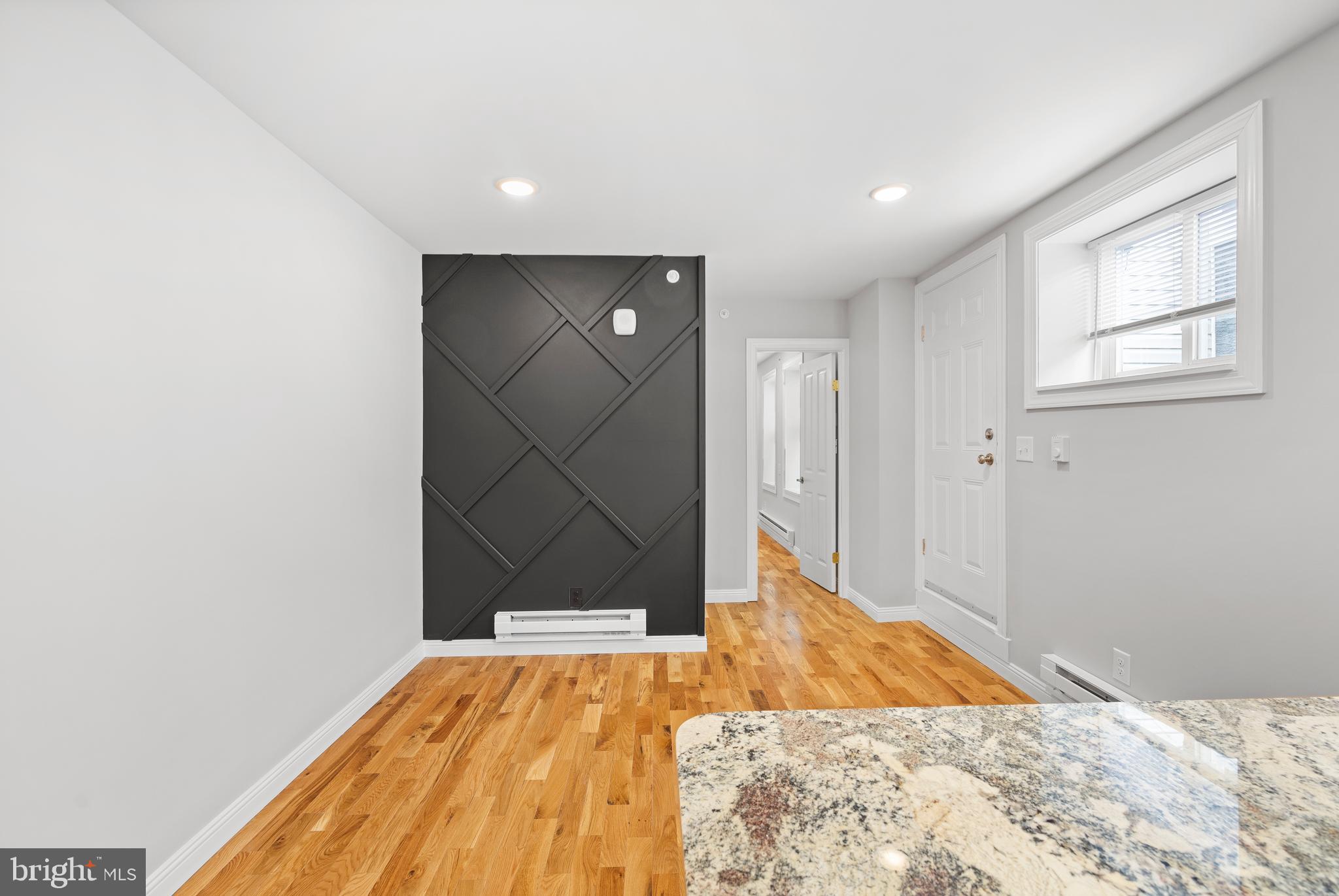 TACONY - Commercial Sale