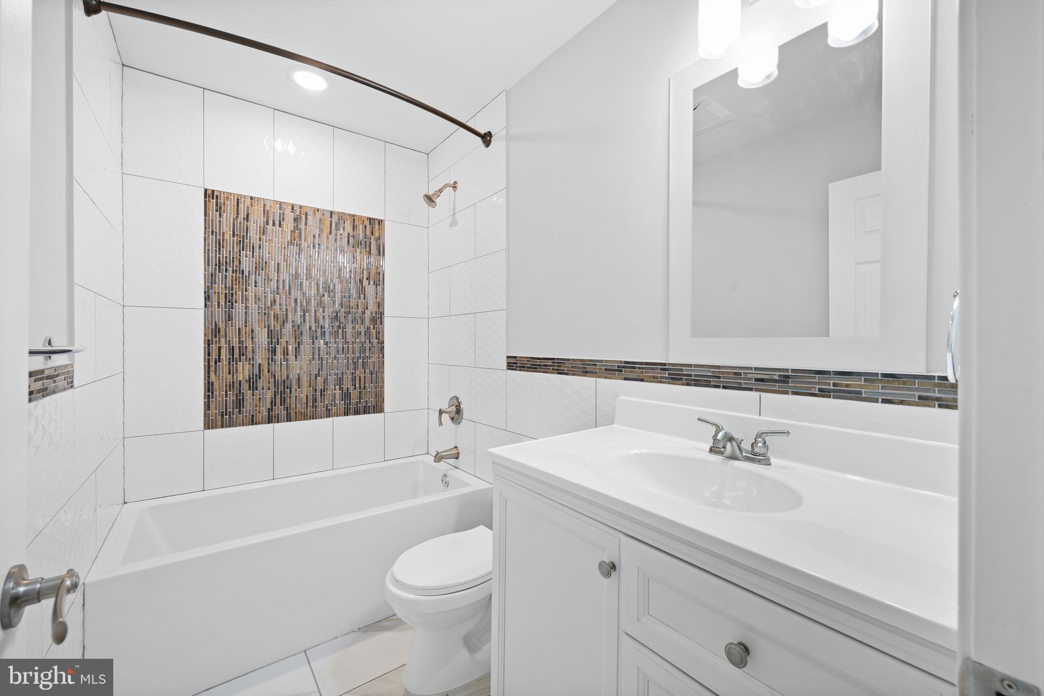 TACONY - Commercial Sale