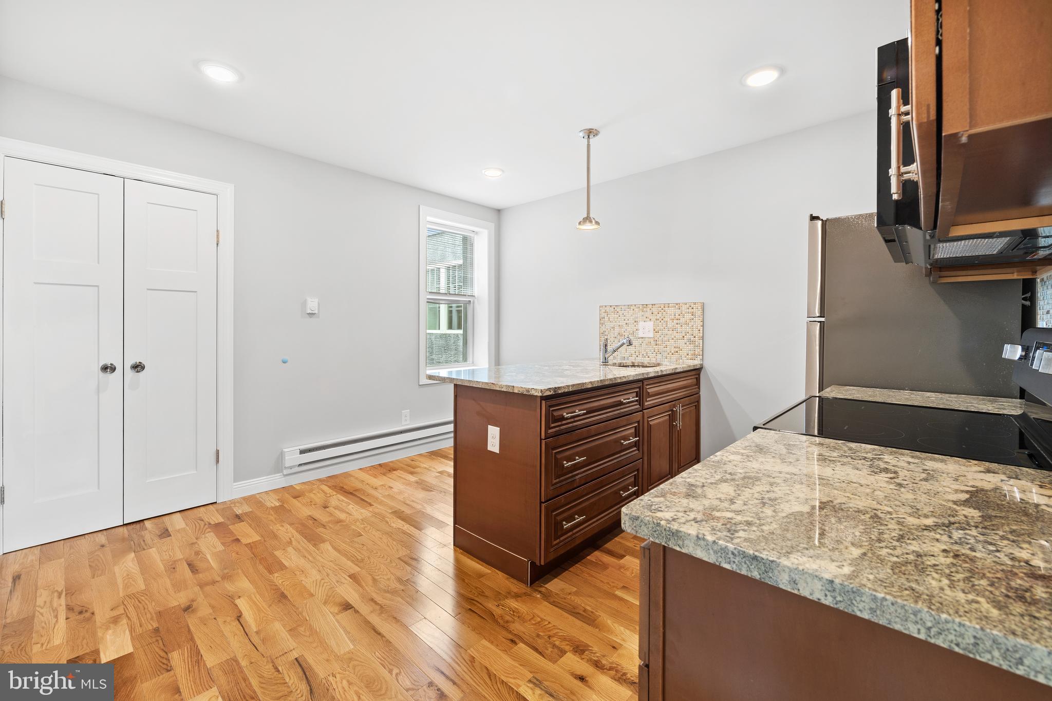 TACONY - Commercial Sale