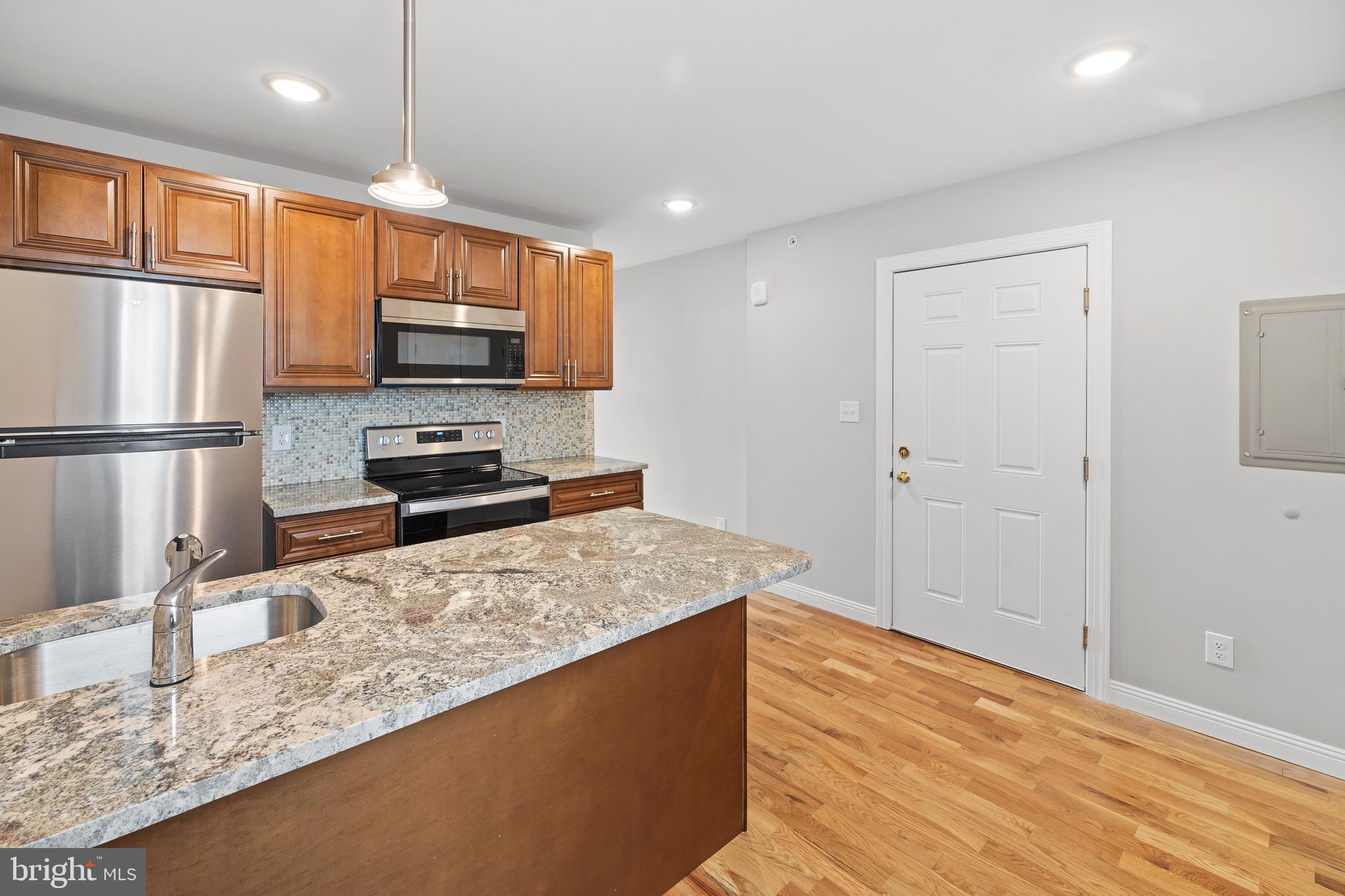 TACONY - Commercial Sale